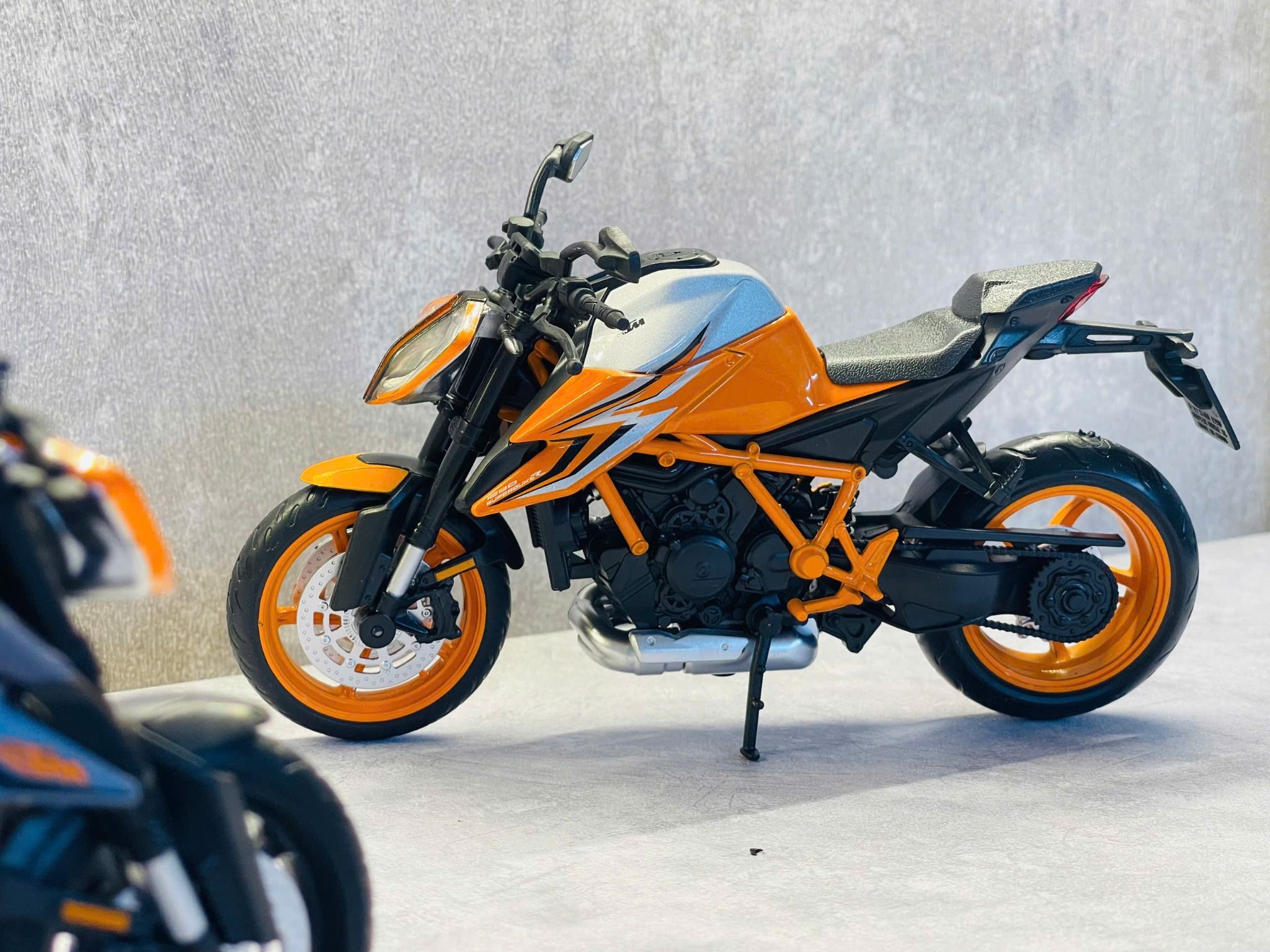 Mô hình xe KTM 1290 Super Duke R có đế tỉ lệ 1:12 CCA MT12006