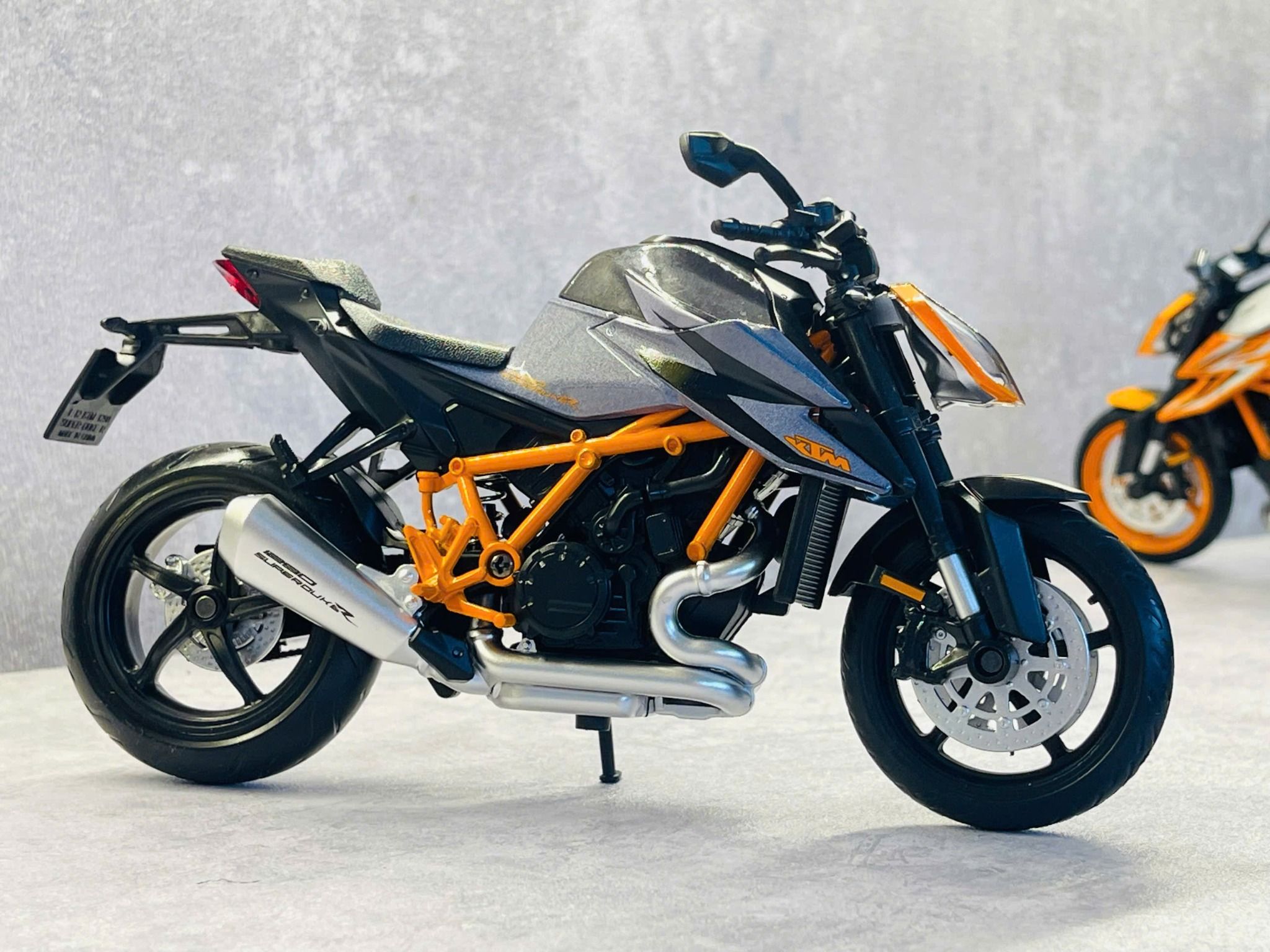Mô hình xe KTM 1290 Super Duke R có đế tỉ lệ 1:12 CCA MT12006