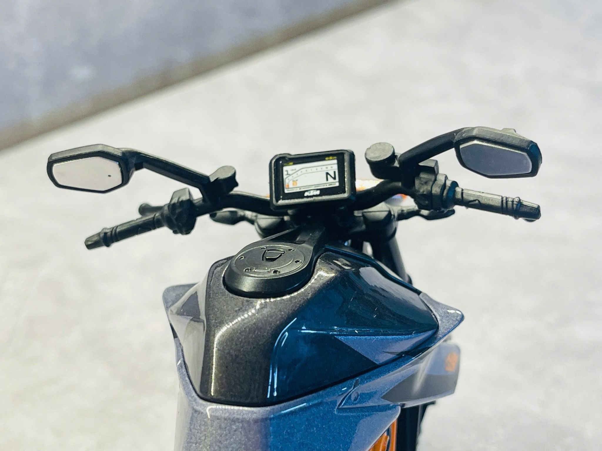 Mô hình xe KTM 1290 Super Duke R có đế tỉ lệ 1:12 CCA MT12006