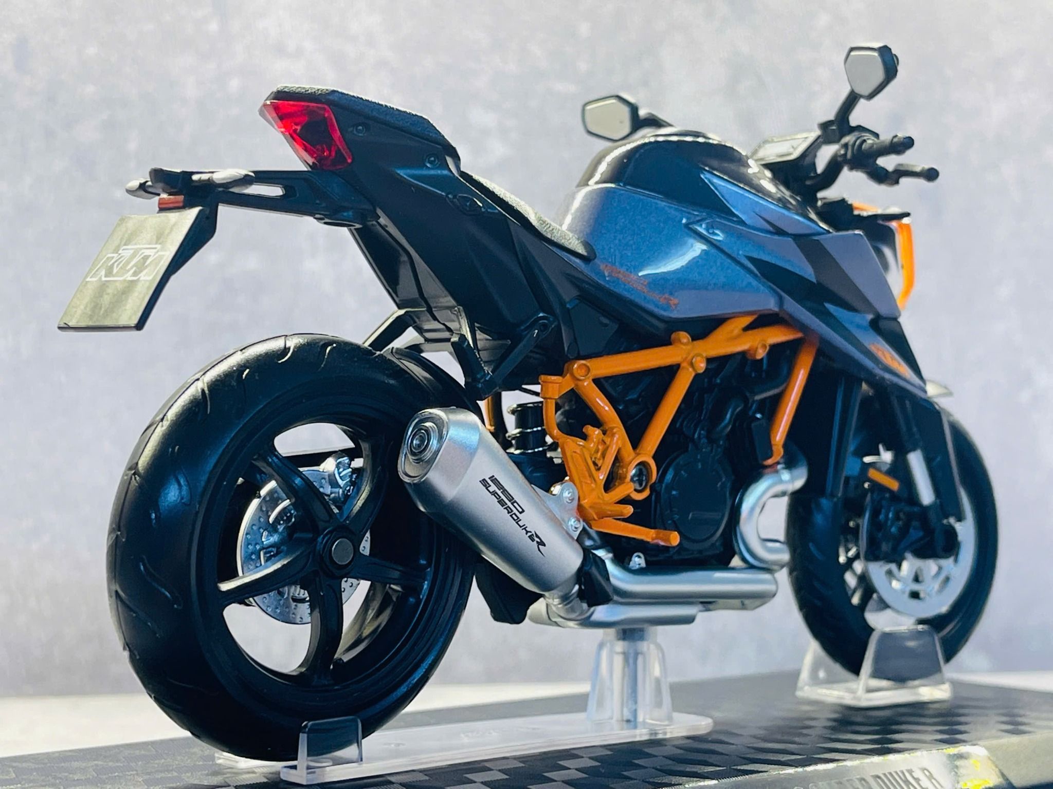 Mô hình xe KTM 1290 Super Duke R có đế tỉ lệ 1:12 CCA MT12006