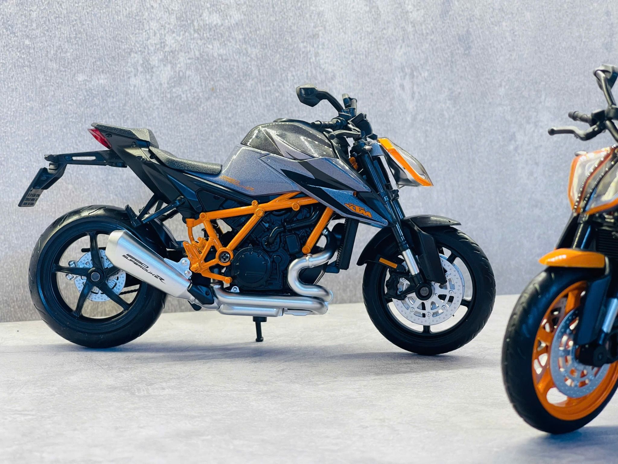 Mô hình xe KTM 1290 Super Duke R có đế tỉ lệ 1:12 CCA MT12006