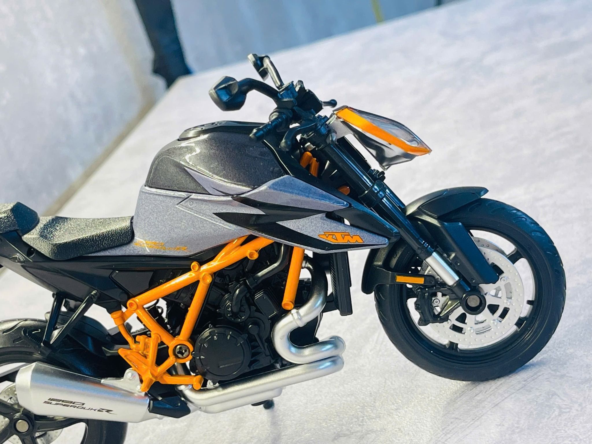 Mô hình xe KTM 1290 Super Duke R có đế tỉ lệ 1:12 CCA MT12006