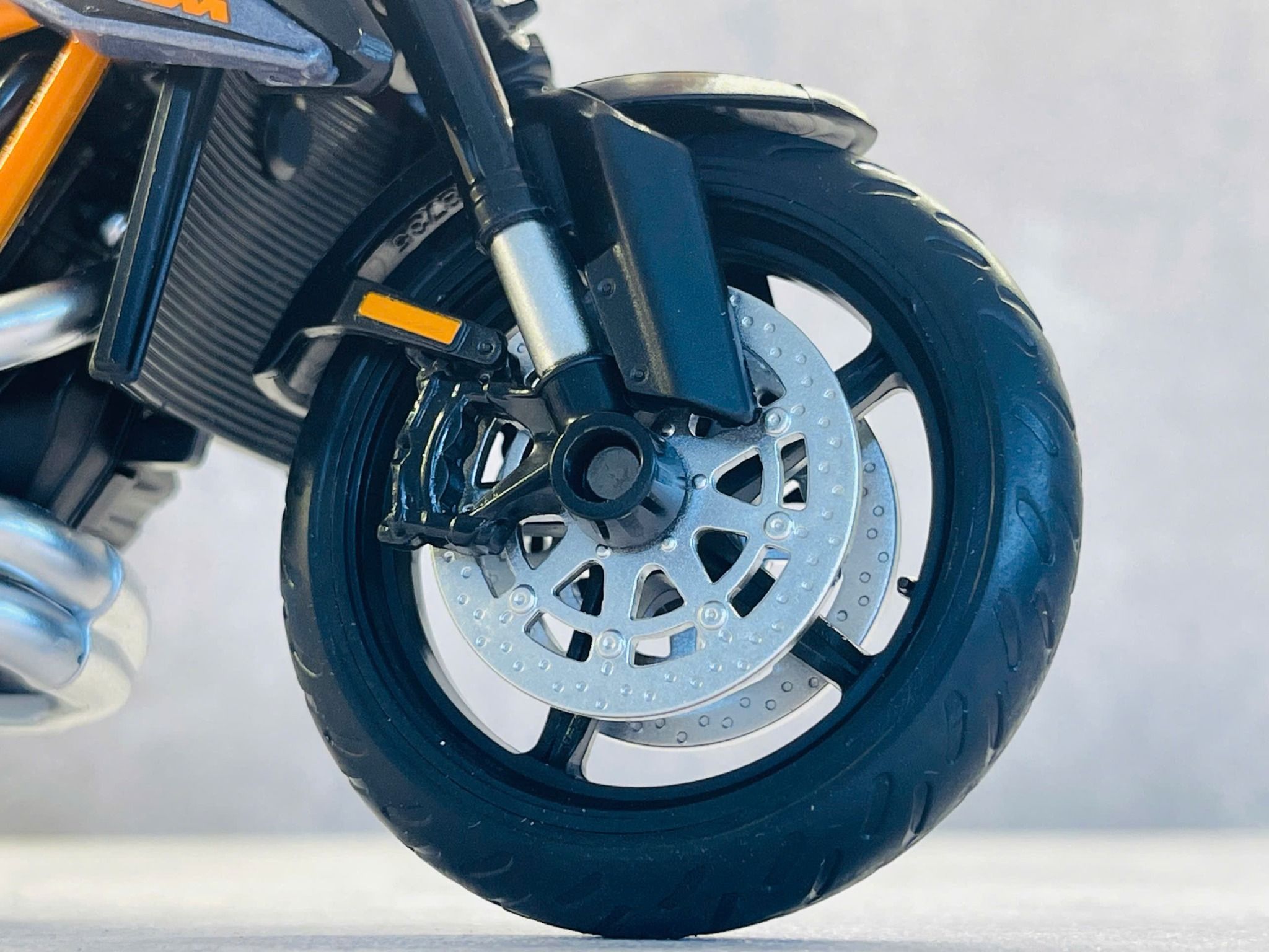 Mô hình xe KTM 1290 Super Duke R có đế tỉ lệ 1:12 CCA MT12006