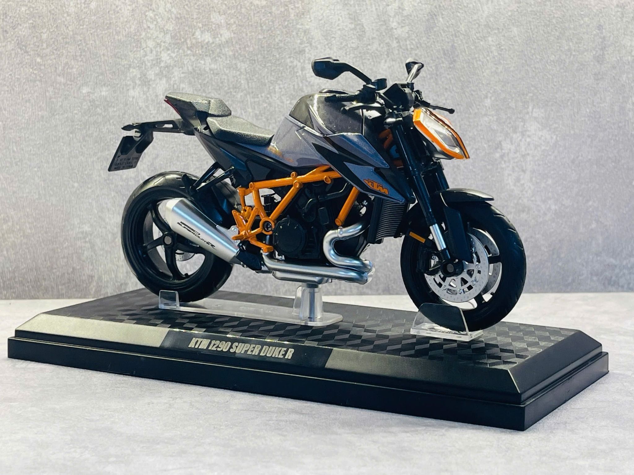 Mô hình xe KTM 1290 Super Duke R có đế tỉ lệ 1:12 CCA MT12006