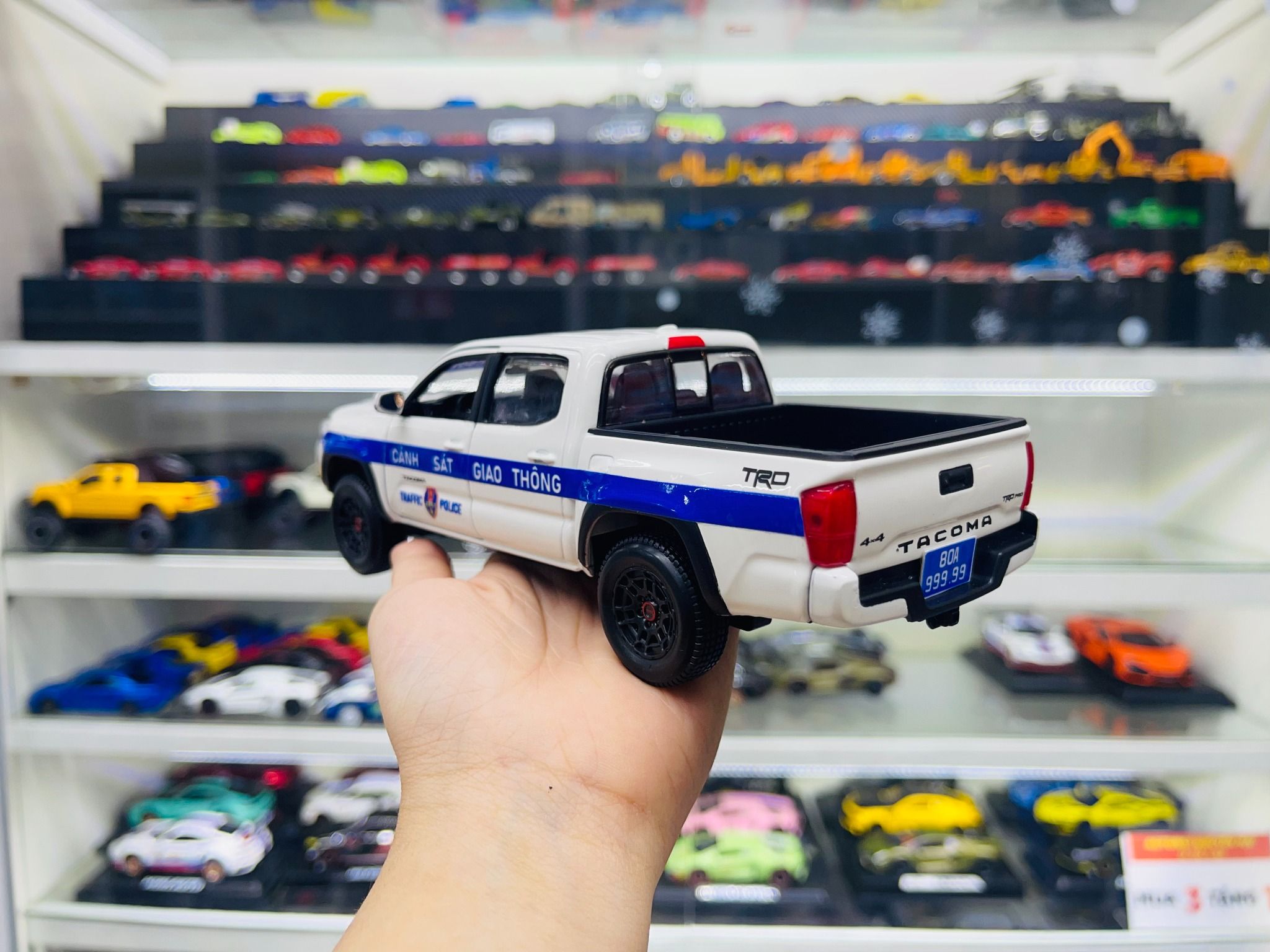 Mô hình xe ô tô độ CS Toyota Tacoma TRD Pro 2023 CSGT - CSTT tỉ lệ 1:27 Maisto