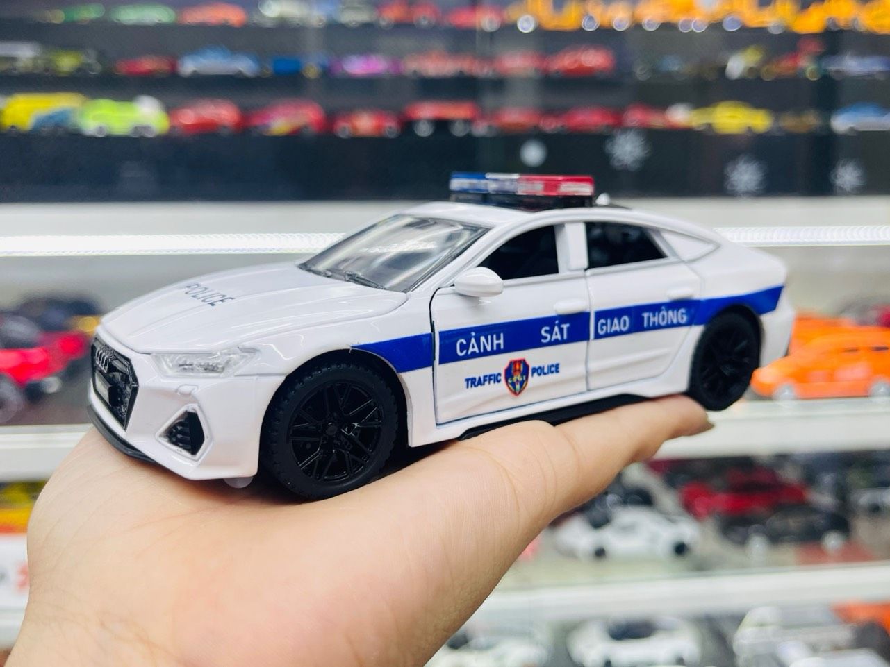 Mô hình xe ô tô độ CSGT Audi RS7 tỉ lệ 1:32 Autono1 Chimei OT541
