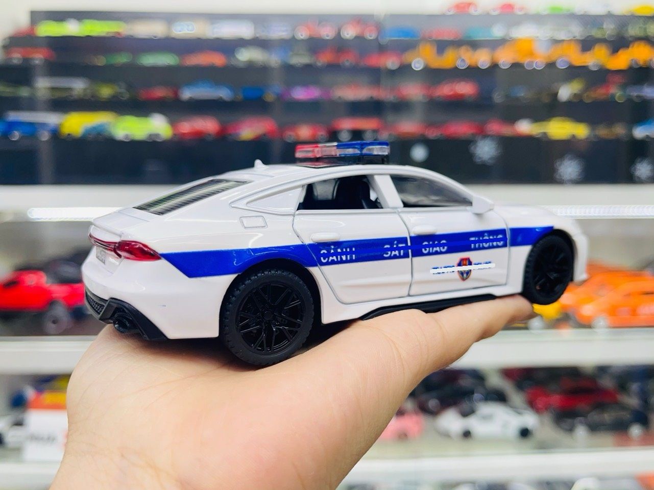 Mô hình xe ô tô độ CSGT Audi RS7 tỉ lệ 1:32 Autono1 Chimei OT541