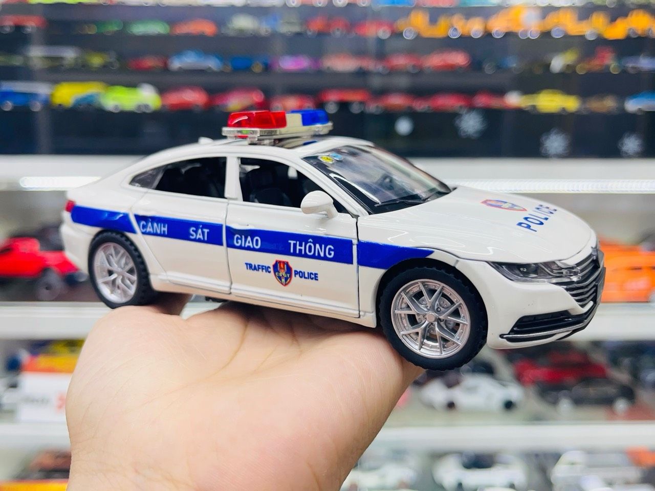 Mô hình xe ô tô độ CSGT VolksWagen CC tỉ lệ 1:32 Autono1 Chezhi OT542