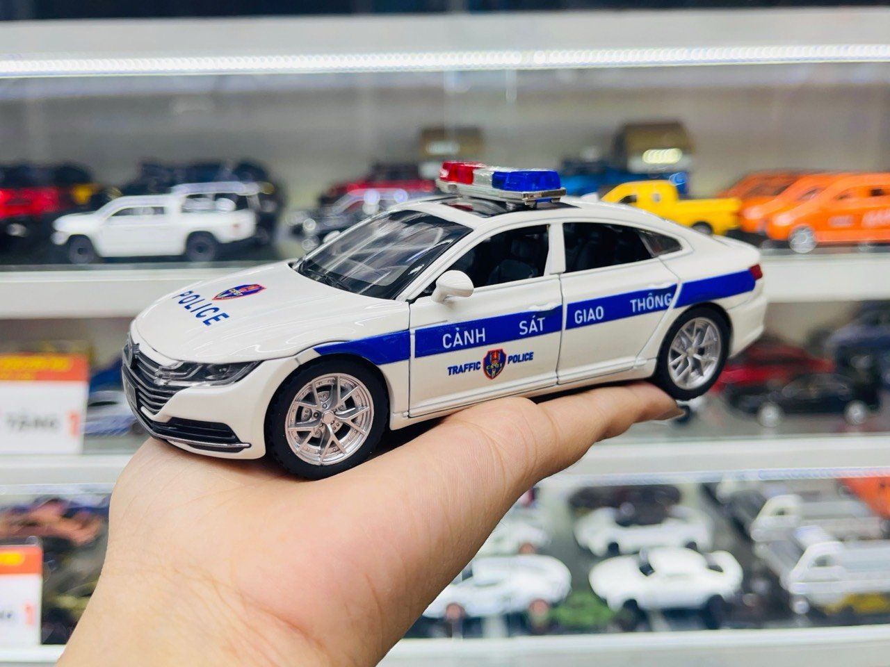 Mô hình xe ô tô độ CSGT VolksWagen CC tỉ lệ 1:32 Autono1 Chezhi OT542