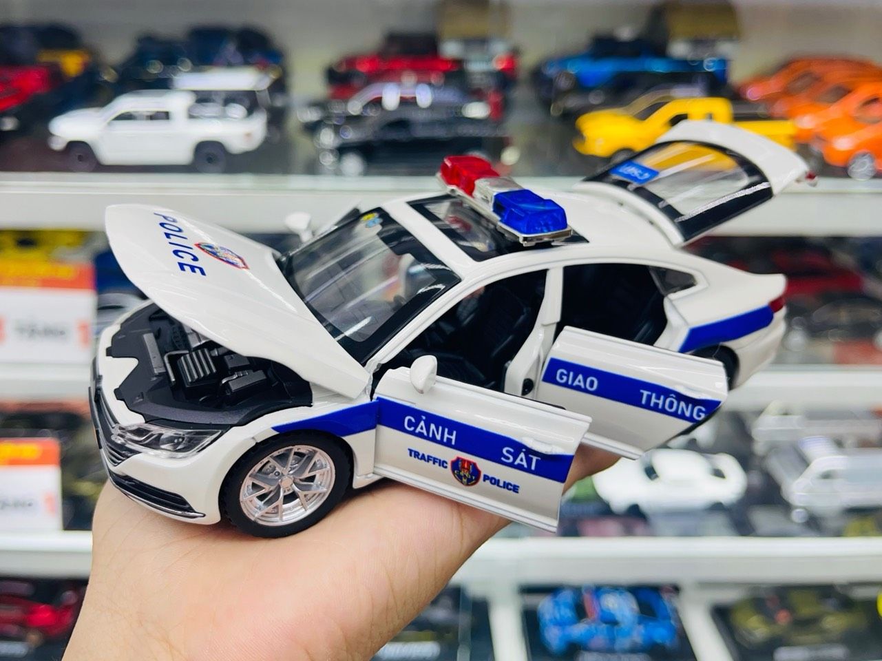 Mô hình xe ô tô độ CSGT VolksWagen CC tỉ lệ 1:32 Autono1 Chezhi OT542