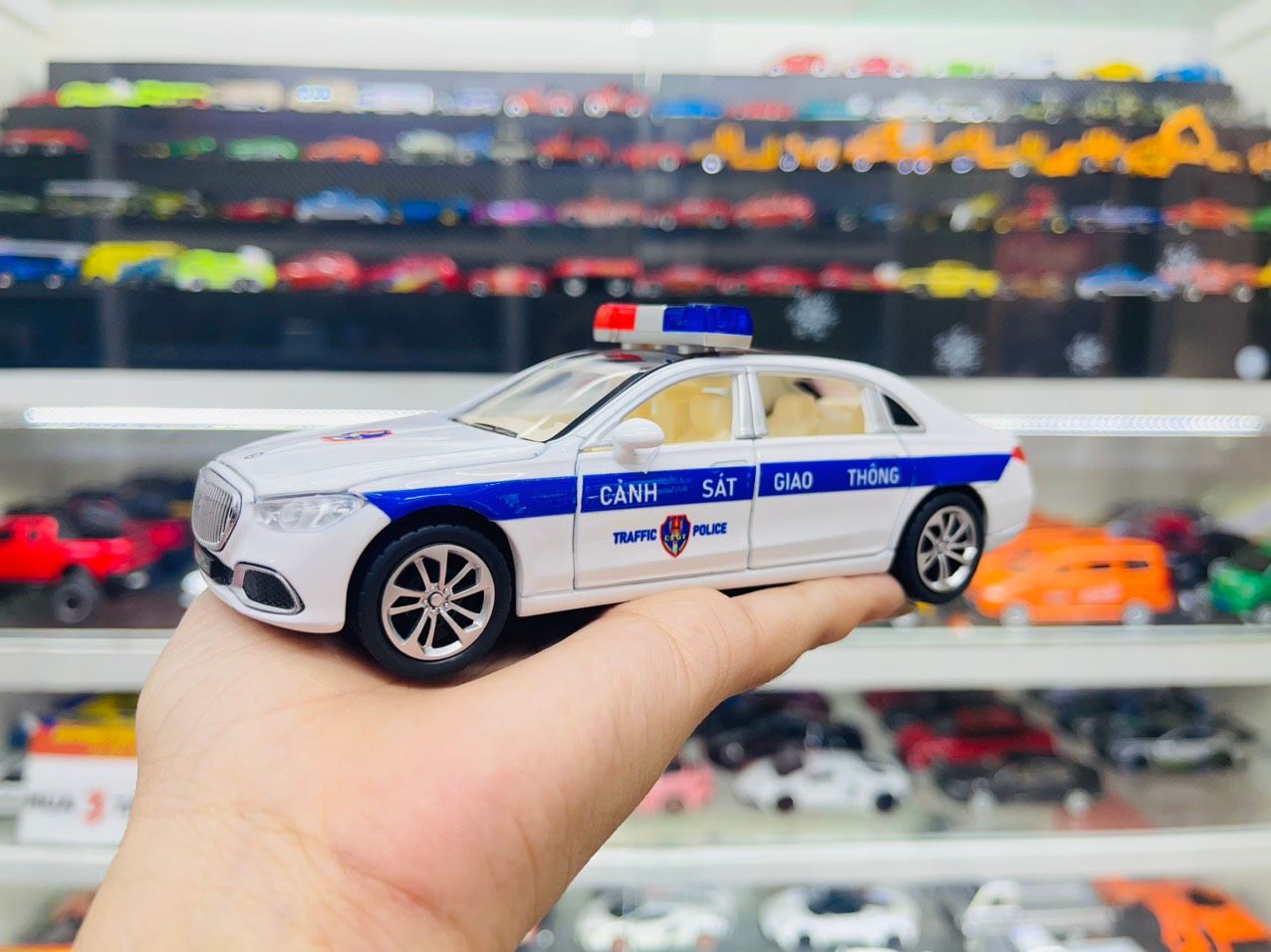 Mô hình xe ô tô độ CSGT Mercedes Benz S680 tỉ lệ 1:32 Autono1 XHD Model OT543