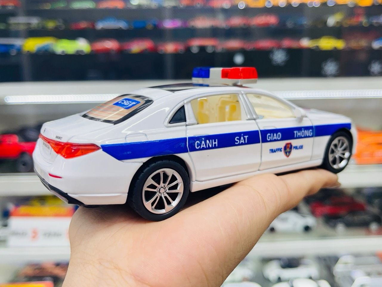 Mô hình xe ô tô độ CSGT Mercedes Benz S680 tỉ lệ 1:32 Autono1 XHD Model OT543
