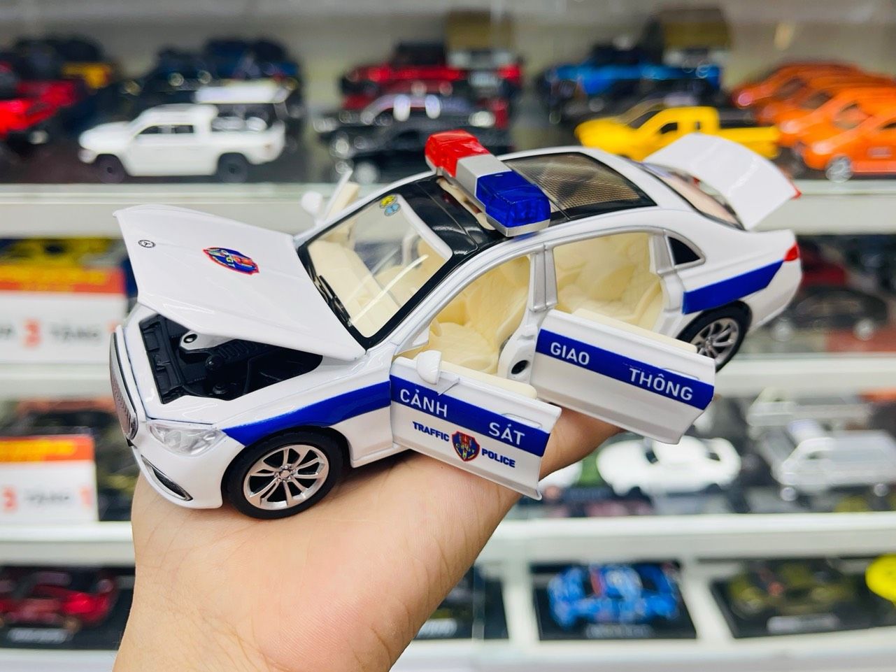 Mô hình xe ô tô độ CSGT Mercedes Benz S680 tỉ lệ 1:32 Autono1 XHD Model OT543