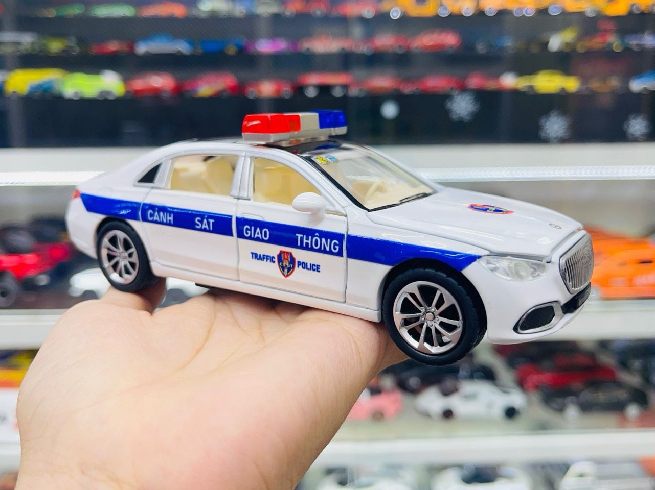 Mô hình xe ô tô độ CSGT Mercedes Benz S680 tỉ lệ 1:32 Autono1 XHD Model OT543