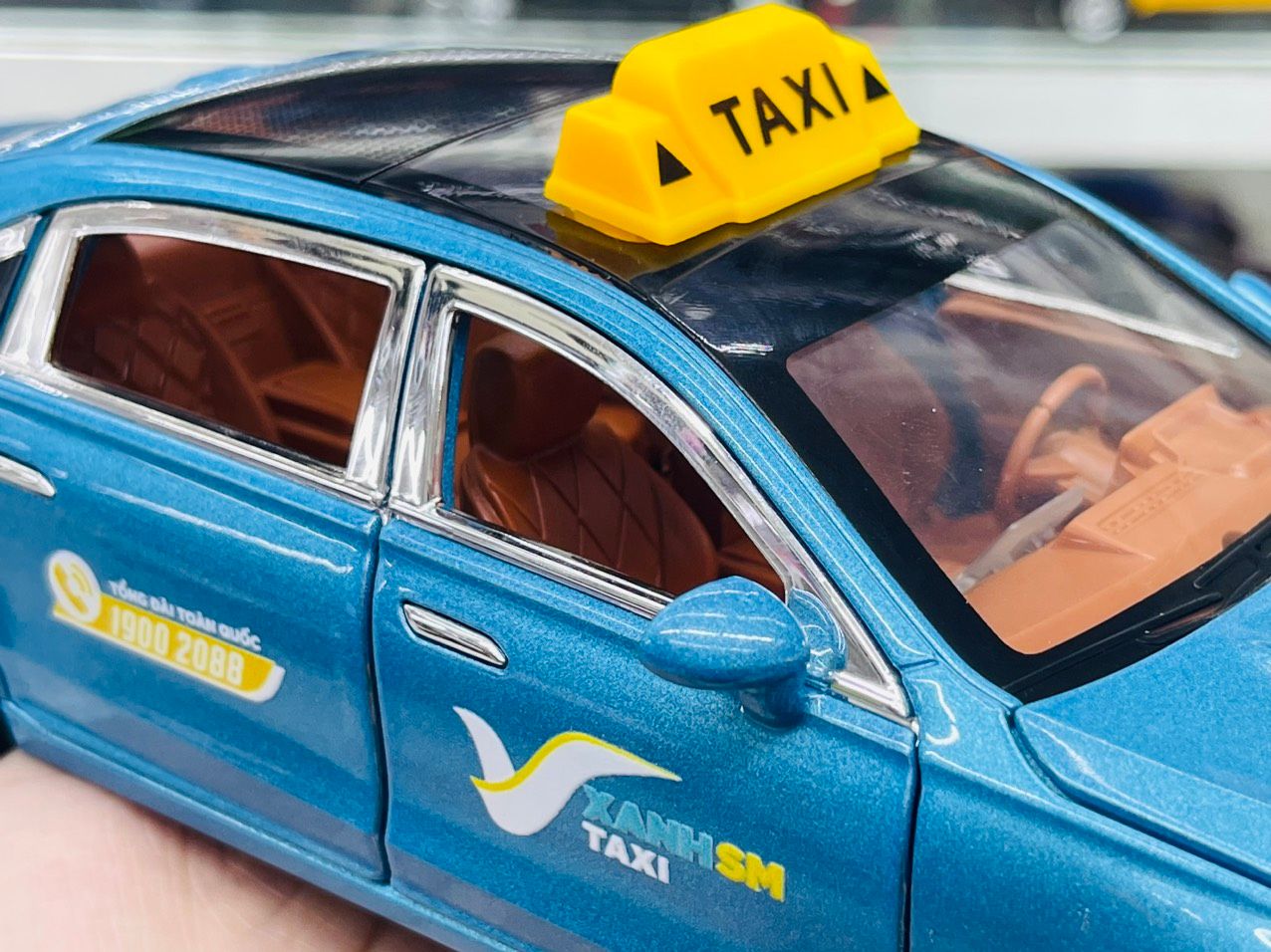Mô hình xe độ dịch vụ taxi Mercedes Benz E300L tem Vin xanh SM full open có âm thanh-đèn tỉ lệ 1:24 Autono1 Chezhi OT544