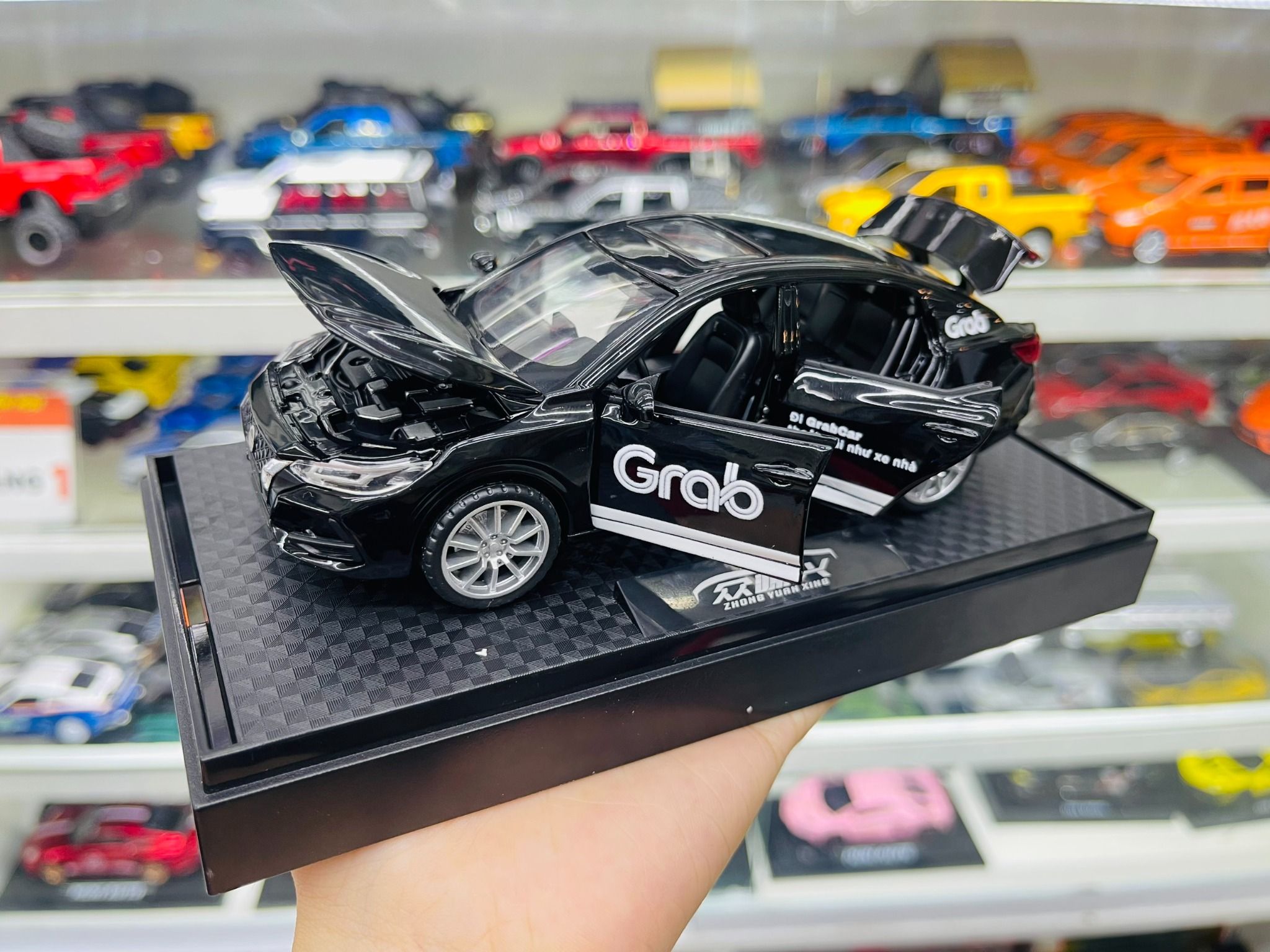 Mô hình xe độ dịch vụ taxi Grab - Black Nissan Sylphy có đế hộp mica tỉ lệ 1:32 Alloy Autono1 OT548