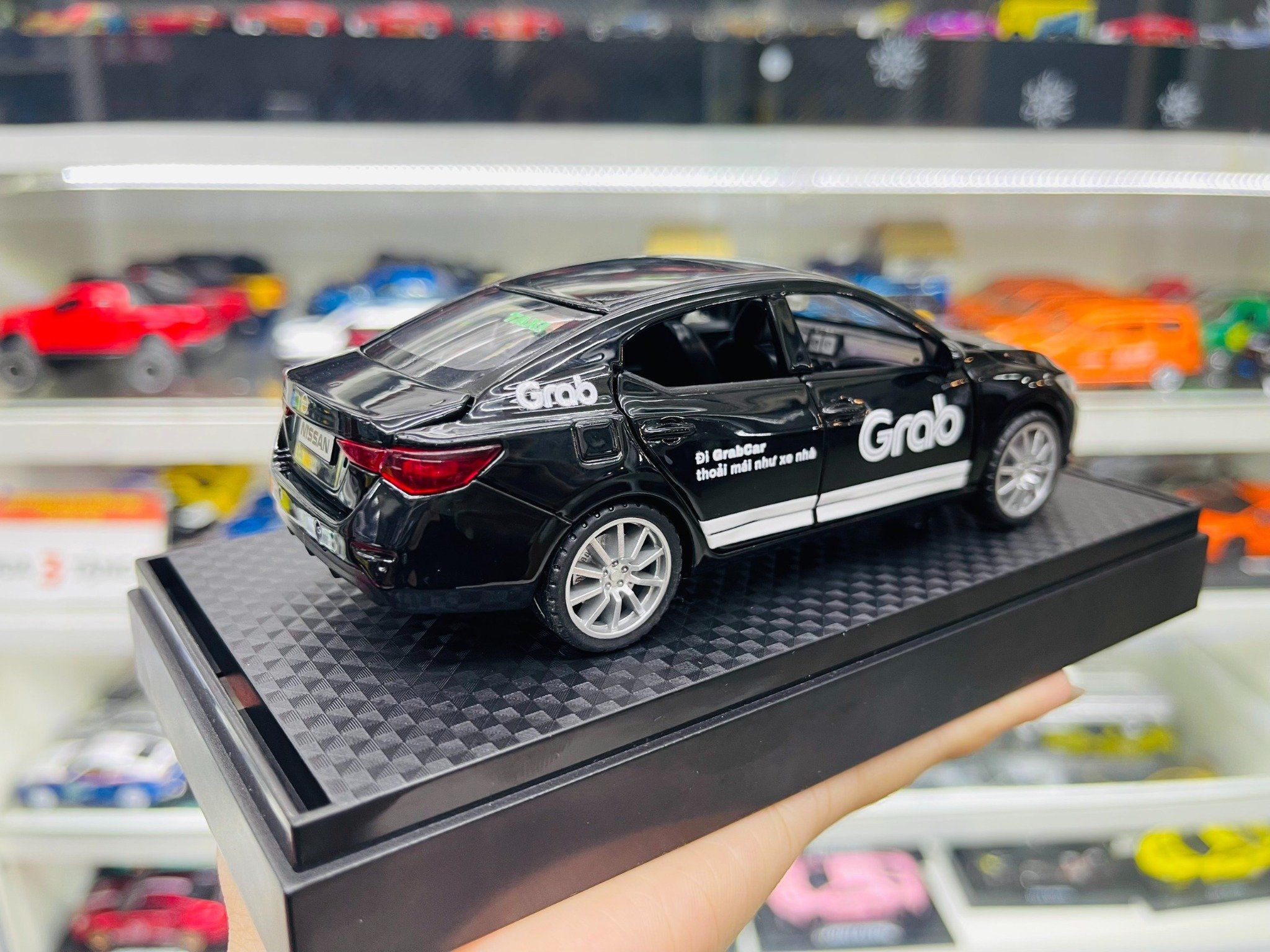 Mô hình xe độ dịch vụ taxi Grab - Black Nissan Sylphy có đế hộp mica tỉ lệ 1:32 Alloy Autono1 OT548