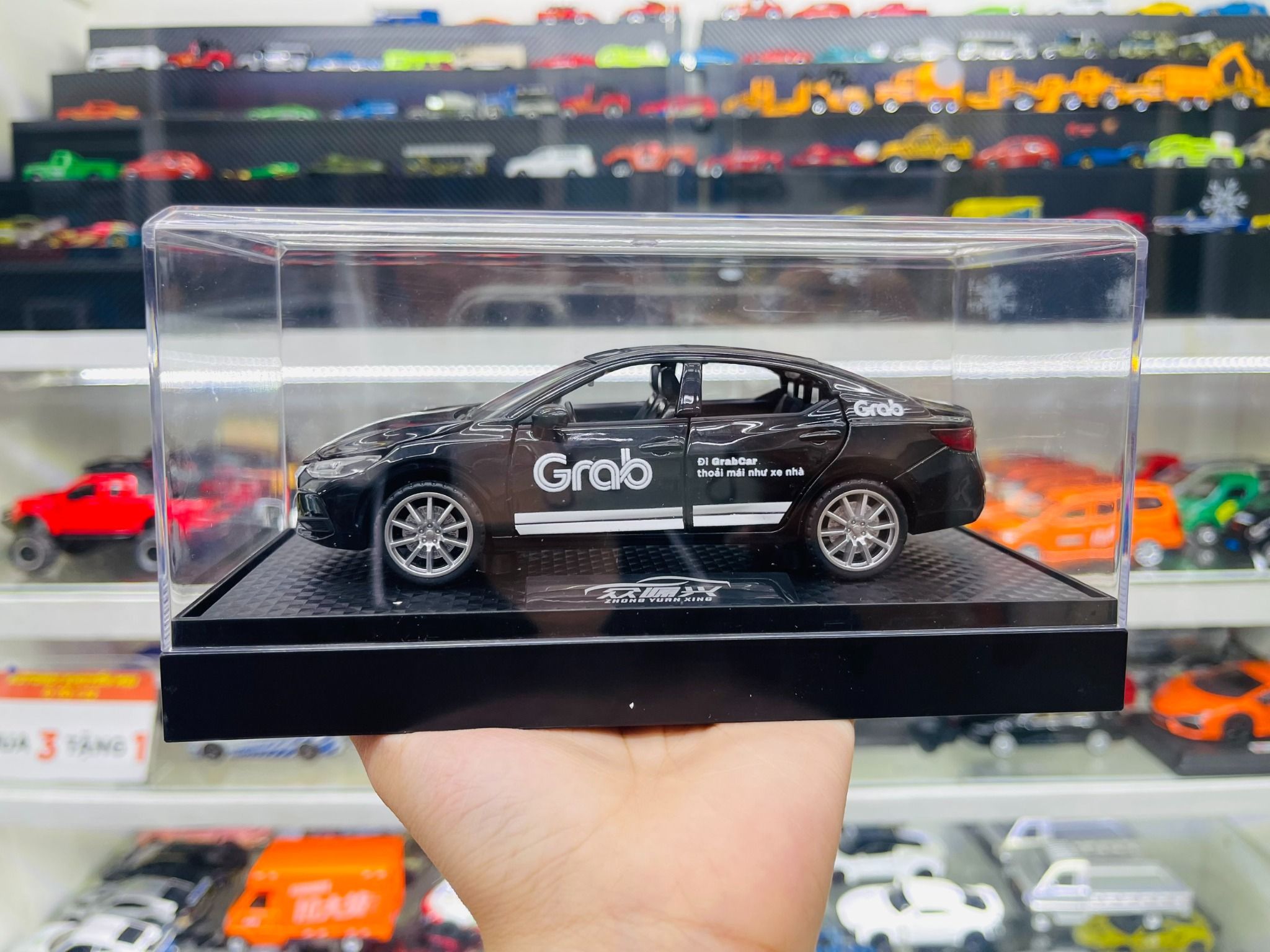 Mô hình xe độ dịch vụ taxi Grab - Black Nissan Sylphy có đế hộp mica tỉ lệ 1:32 Alloy Autono1 OT548