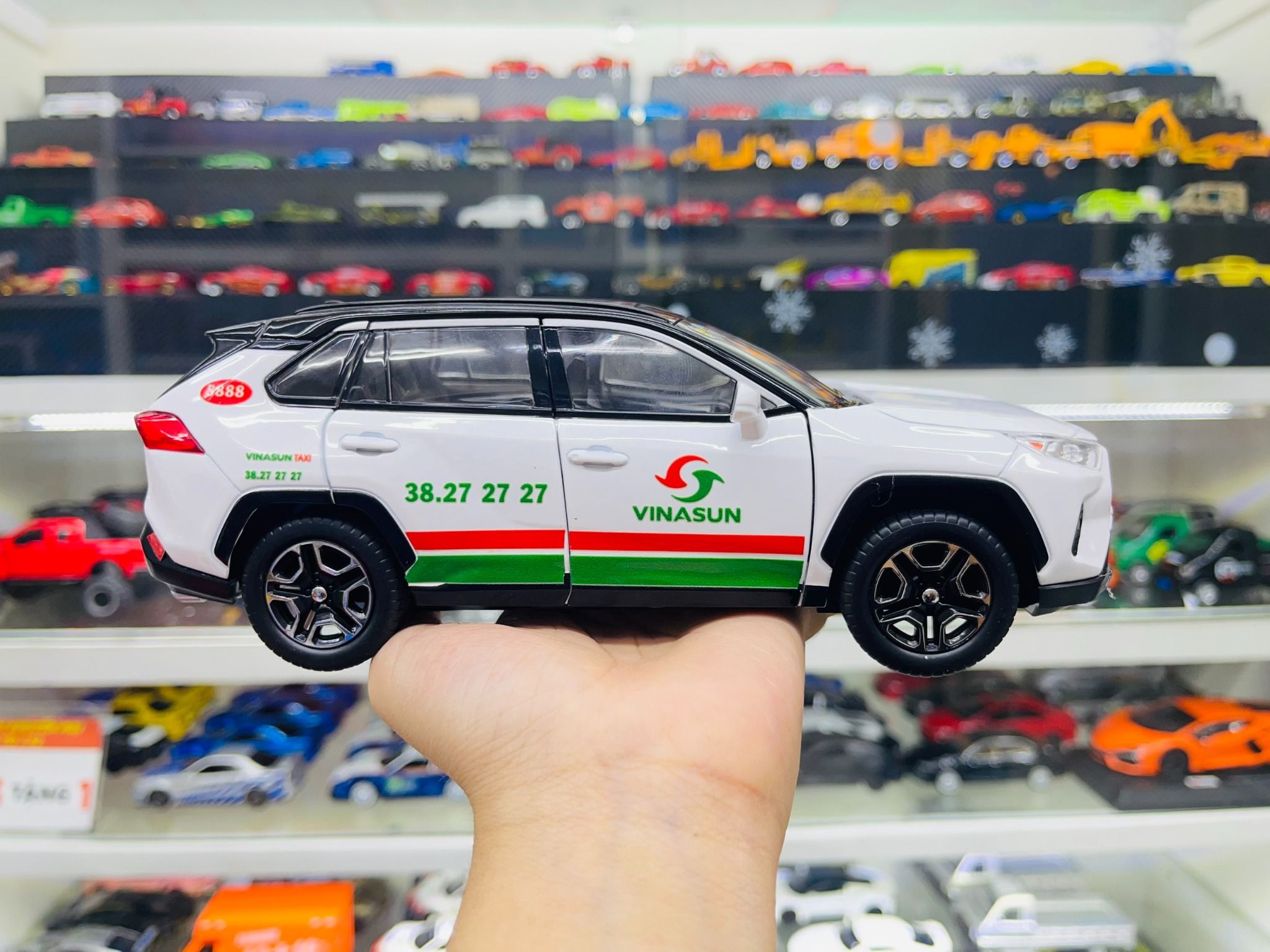 Mô hình xe độ dịch vụ taxi Toyota RAV4 Vinasun tỉ lệ 1:24 Alloy Autono1 OT549