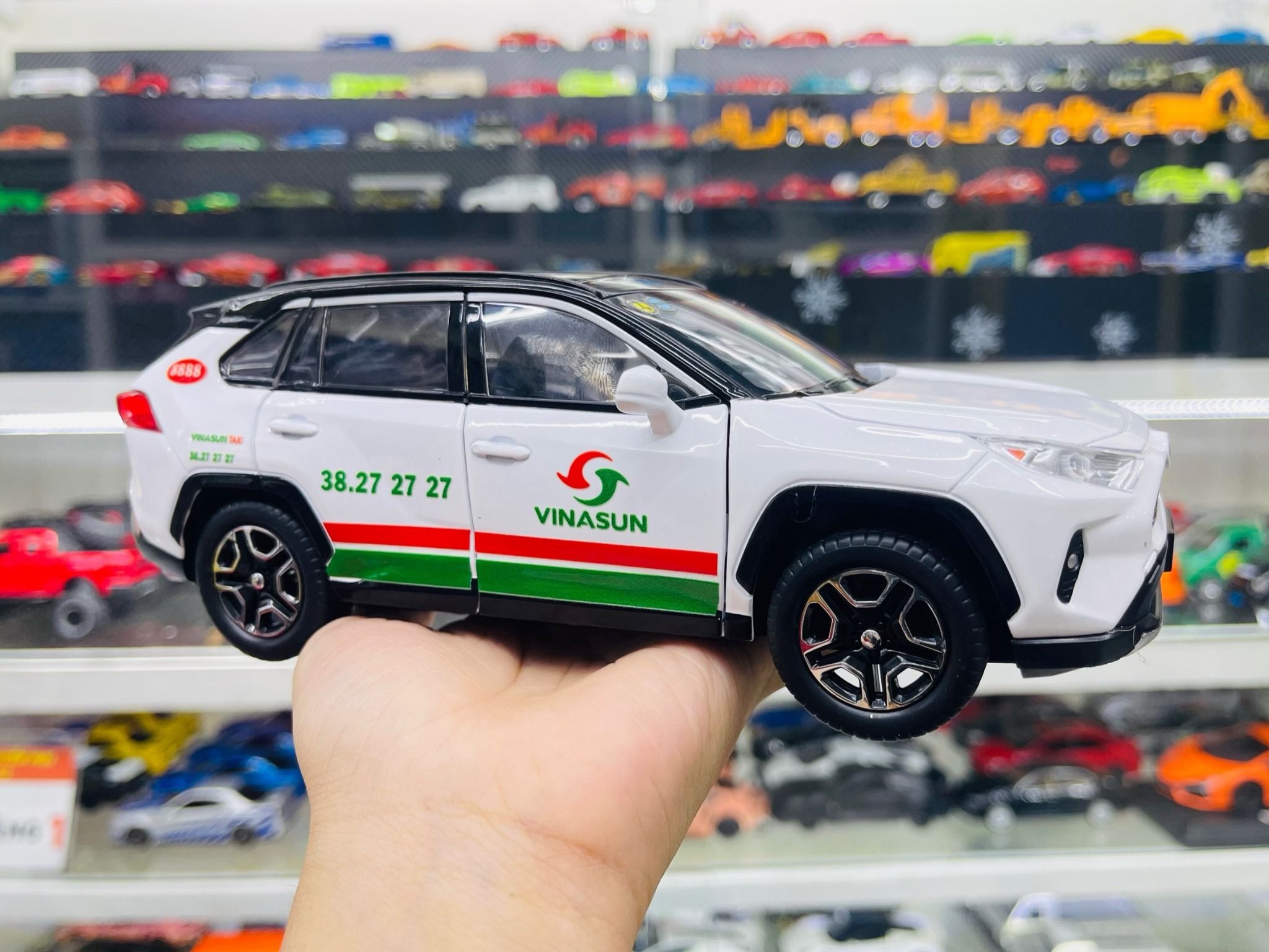 Mô hình xe độ dịch vụ taxi Toyota RAV4 Vinasun tỉ lệ 1:24 Alloy Autono1 OT549