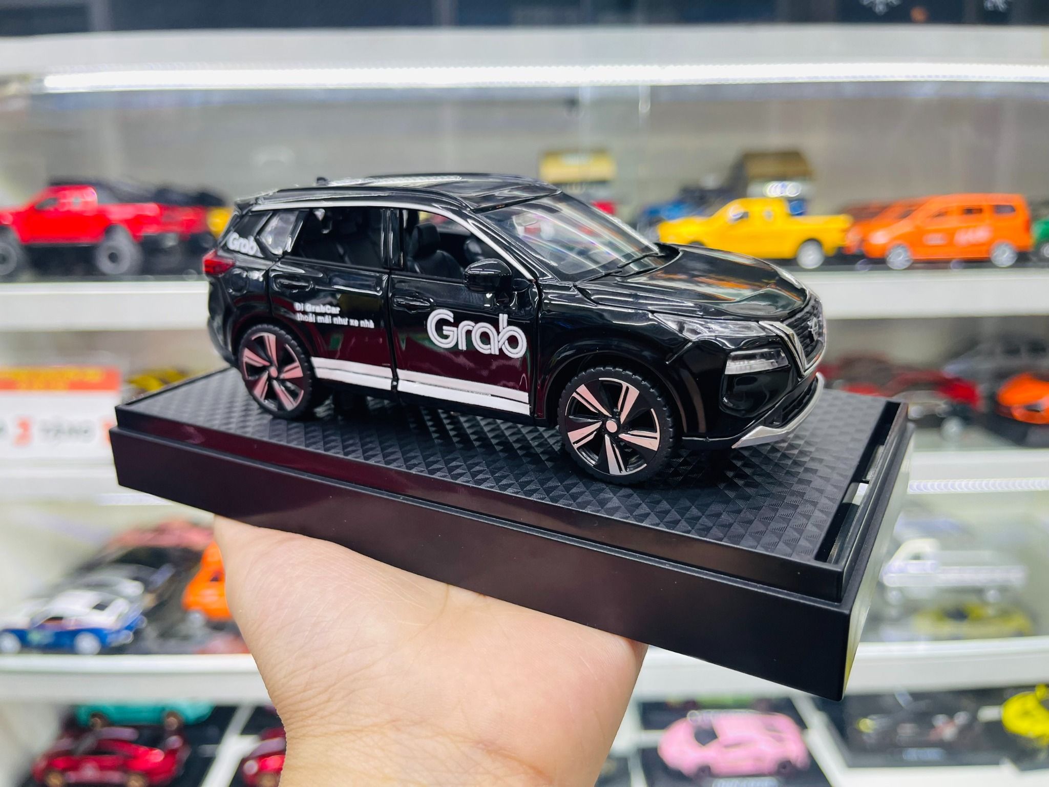Mô hình xe độ dịch vụ taxi Grab - Black Nissan X-Trail có đế hộp mica 1:32 Alloy Autono1 OT551