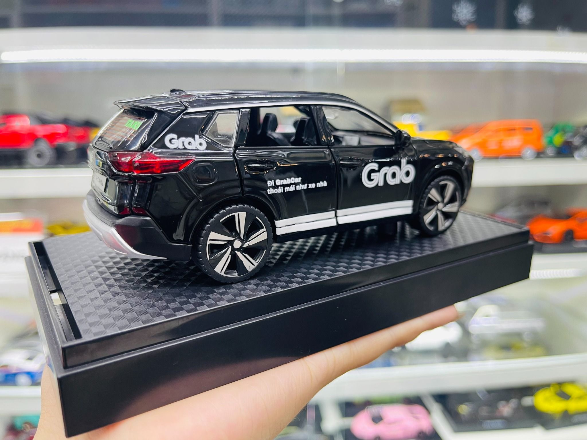 Mô hình xe độ dịch vụ taxi Grab - Black Nissan X-Trail có đế hộp mica 1:32 Alloy Autono1 OT551