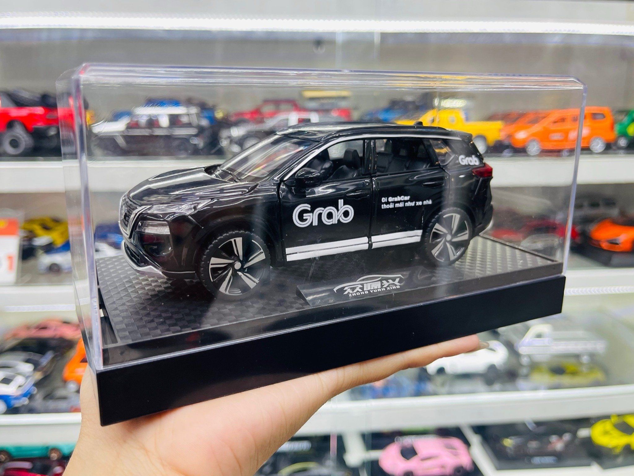 Mô hình xe độ dịch vụ taxi Grab - Black Nissan X-Trail có đế hộp mica 1:32 Alloy Autono1 OT551