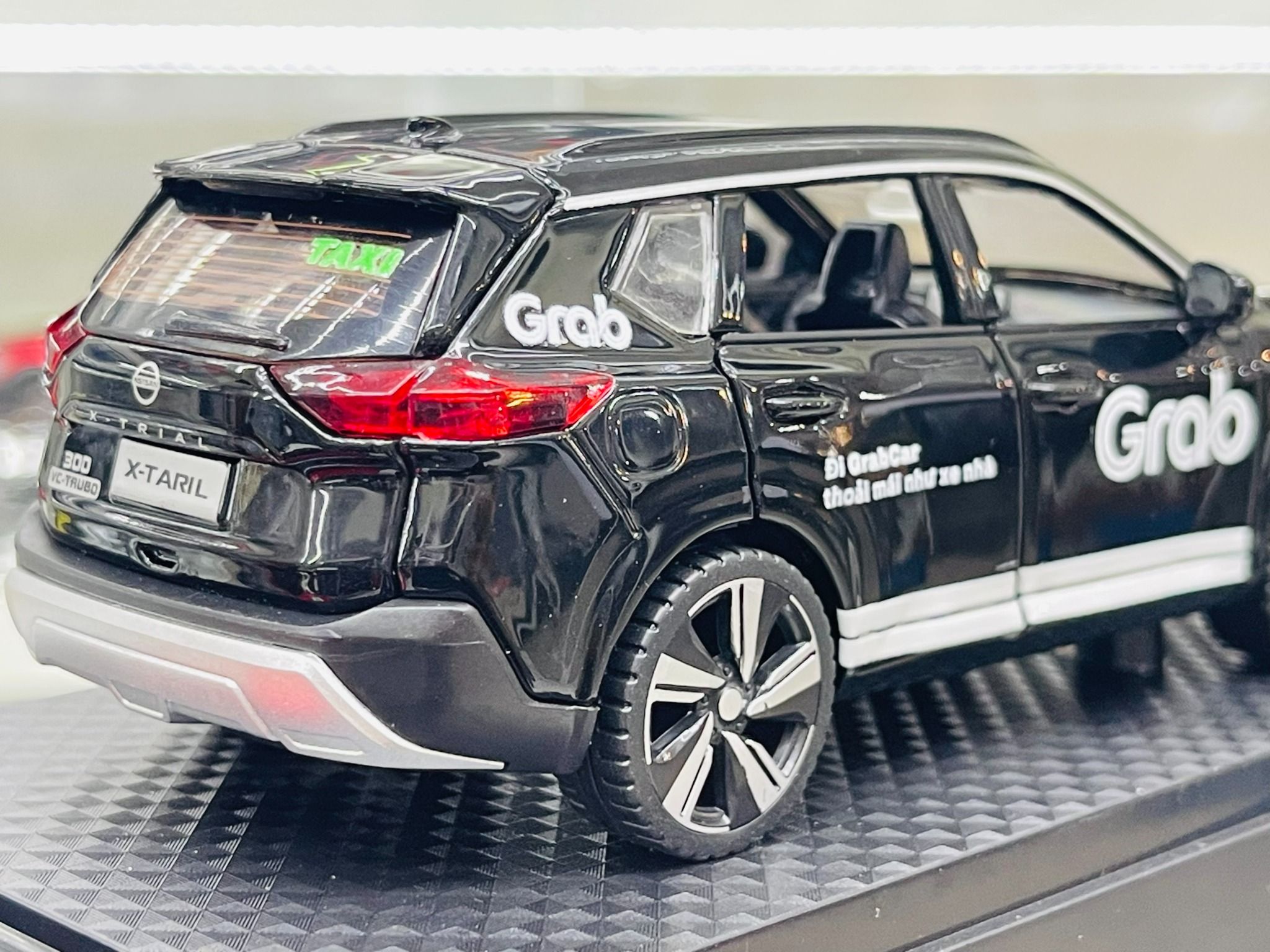 Mô hình xe độ dịch vụ taxi Grab - Black Nissan X-Trail có đế hộp mica 1:32 Alloy Autono1 OT551
