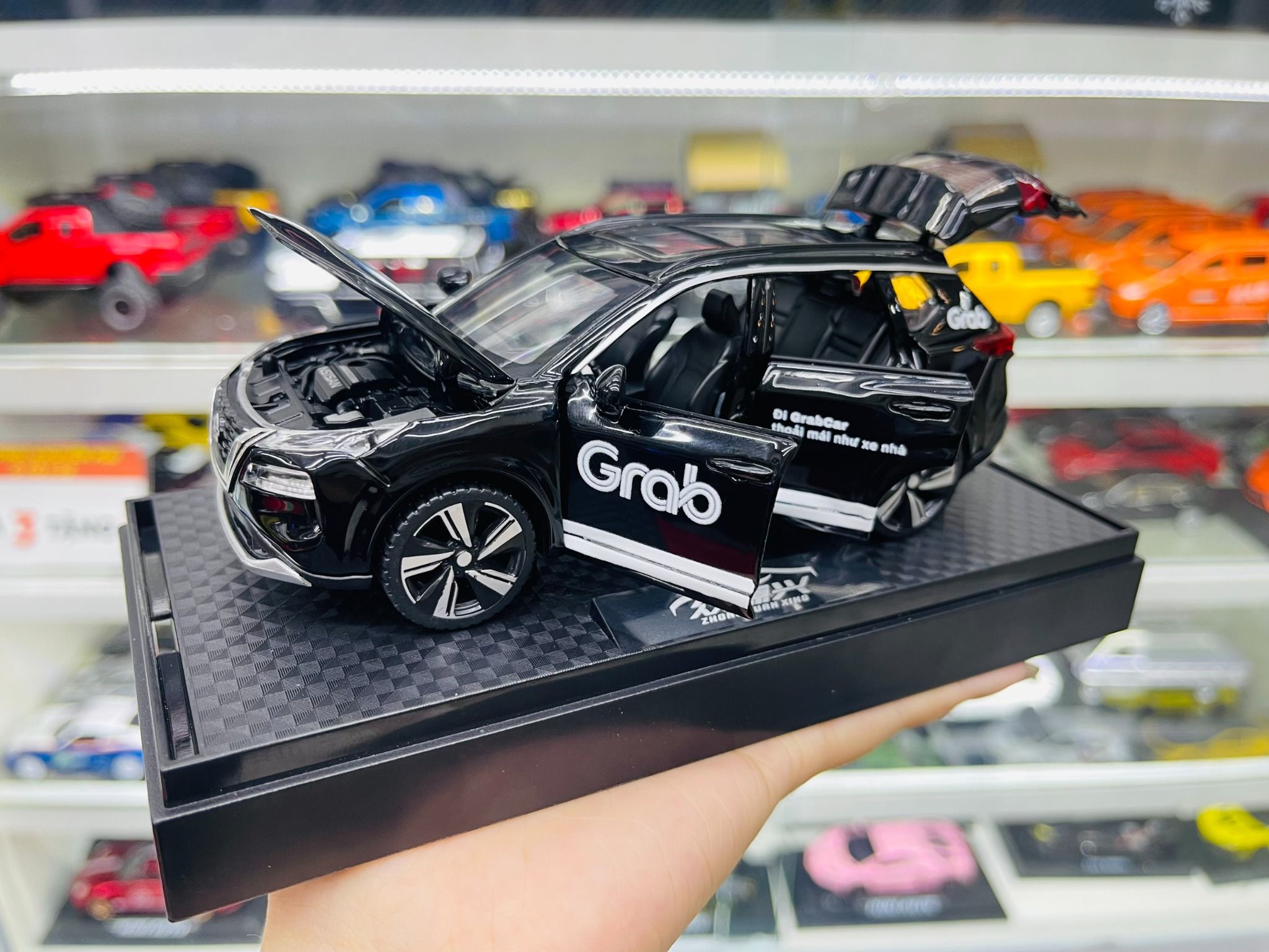Mô hình xe độ dịch vụ taxi Grab - Black Nissan X-Trail có đế hộp mica 1:32 Alloy Autono1 OT551