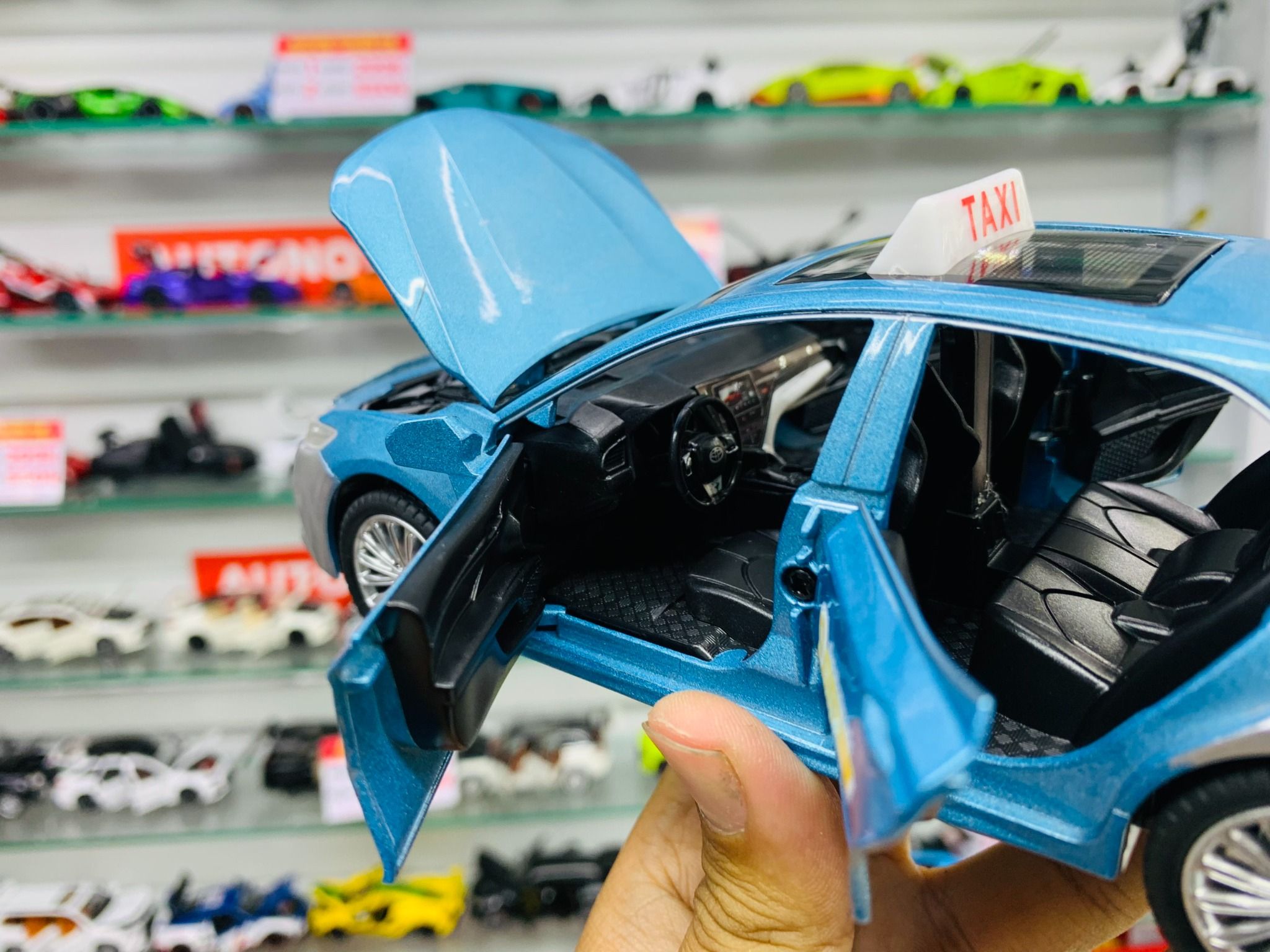 Mô hình xe độ dịch vụ taxi Toyota Camry tem xanh SM full open có âm thanh-đèn tỉ lệ 1:24 Autono1 Chezhi OT555