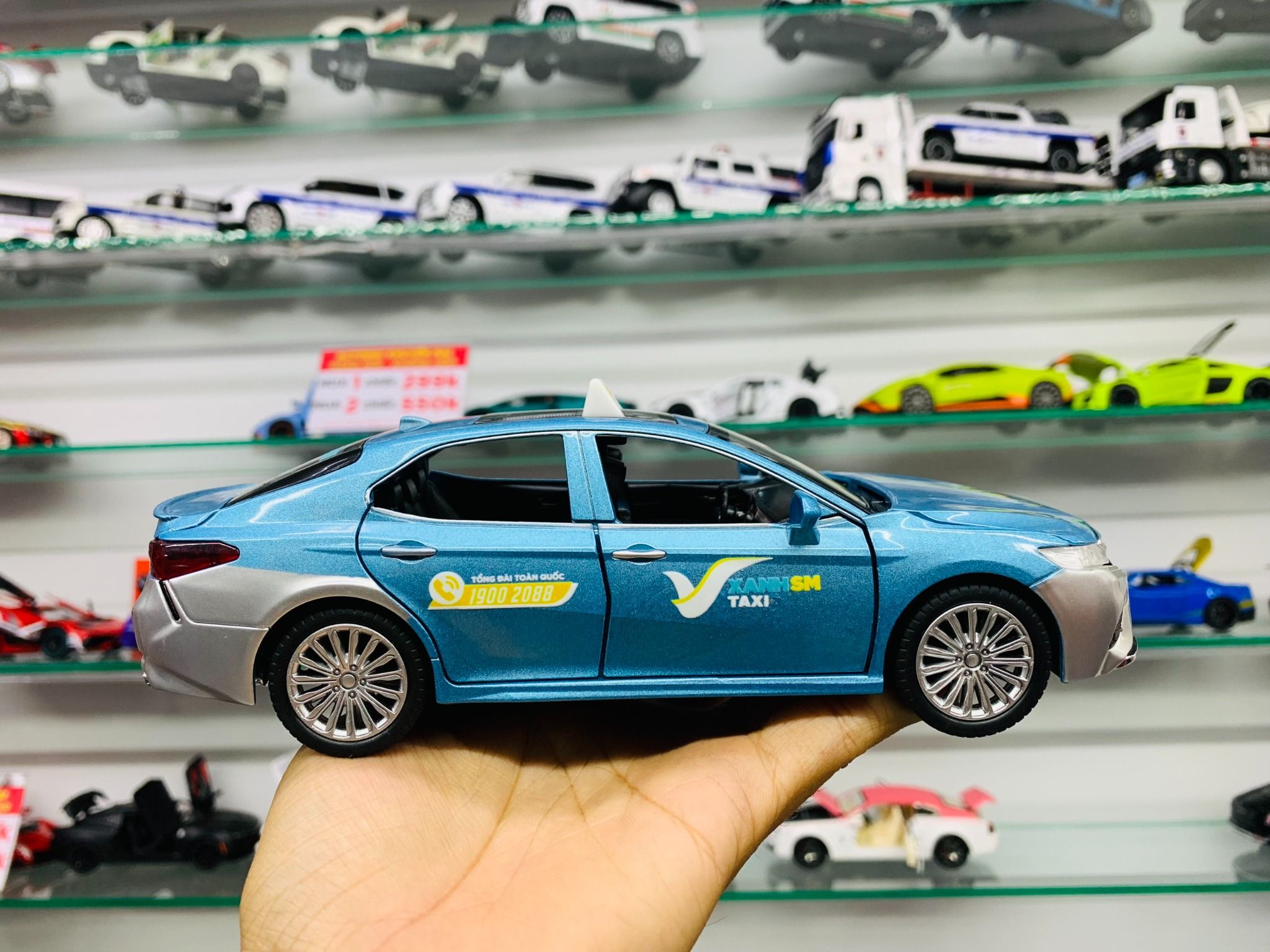 Mô hình xe độ dịch vụ taxi Toyota Camry tem xanh SM full open có âm thanh-đèn tỉ lệ 1:24 Autono1 Chezhi OT555