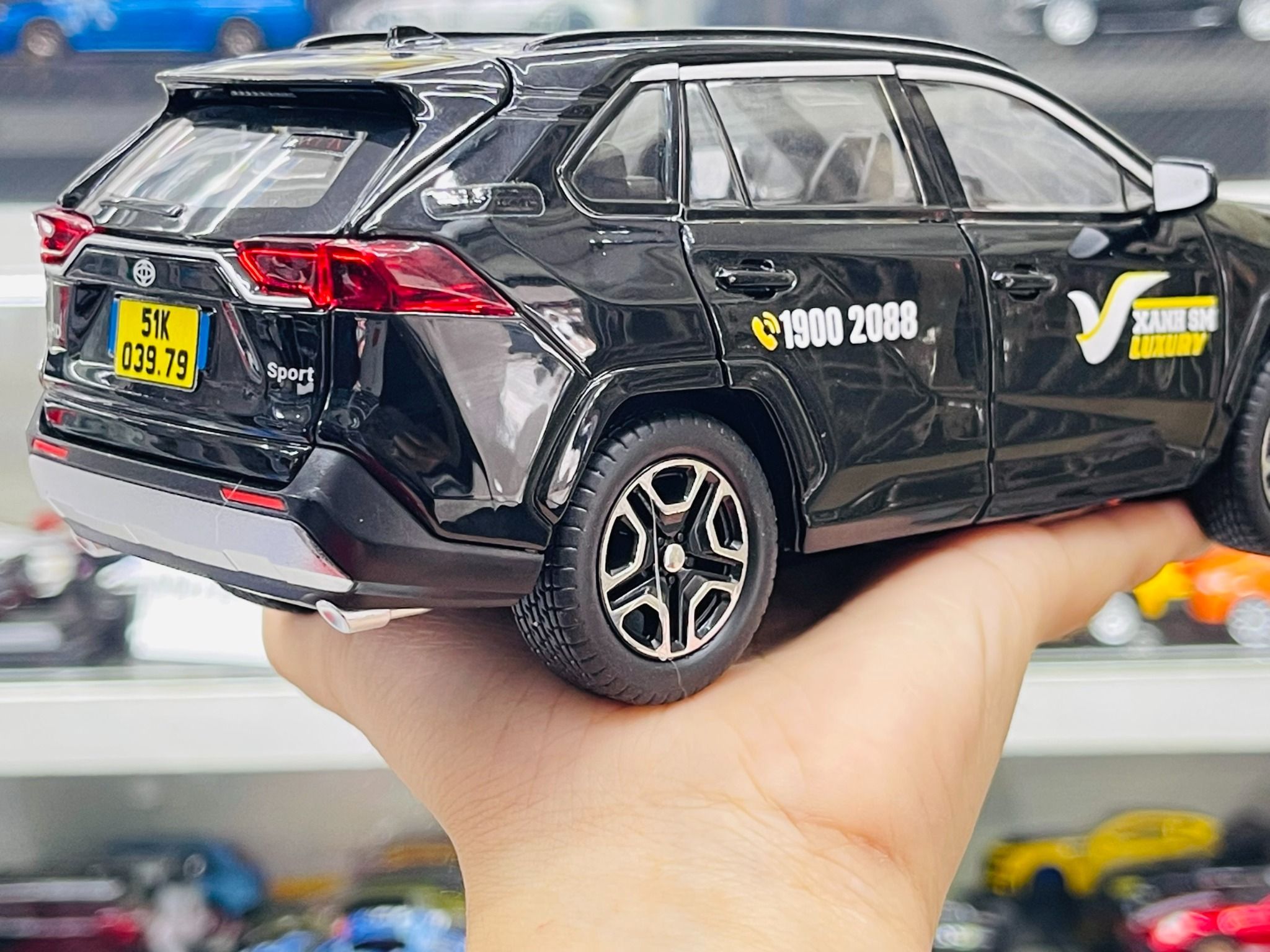 Mô hình xe độ dịch vụ taxi Toyota RAV4 tem Xanh SM Đen full open - full kính - có âm thanh - đèn tỉ lệ 1:22 Alloy model Autono1 OT561