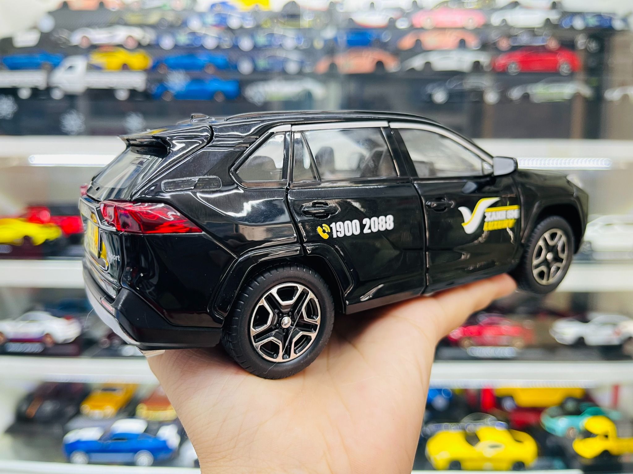Mô hình xe độ dịch vụ taxi Toyota RAV4 tem Xanh SM Đen full open - full kính - có âm thanh - đèn tỉ lệ 1:22 Alloy model Autono1 OT561