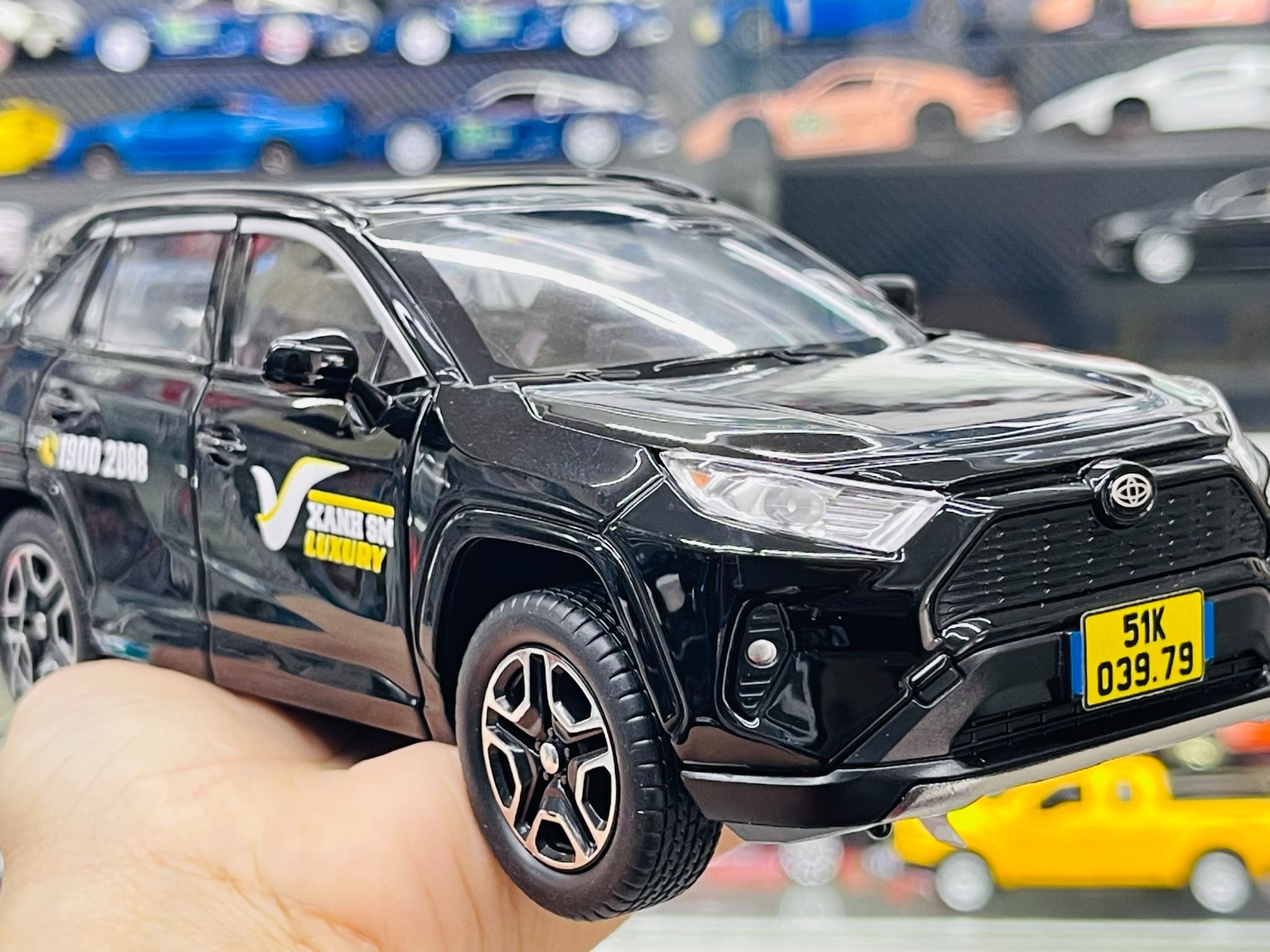 Mô hình xe độ dịch vụ taxi Toyota RAV4 tem Xanh SM Đen full open - full kính - có âm thanh - đèn tỉ lệ 1:22 Alloy model Autono1 OT561