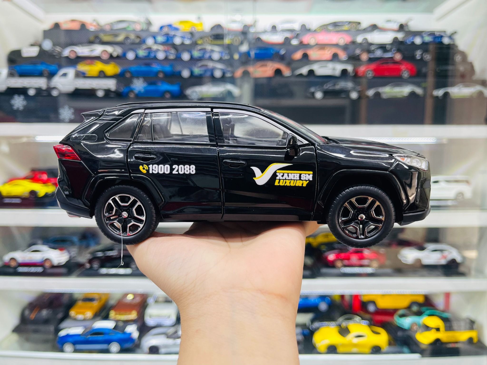 Mô hình xe độ dịch vụ taxi Toyota RAV4 tem Xanh SM Đen full open - full kính - có âm thanh - đèn tỉ lệ 1:22 Alloy model Autono1 OT561