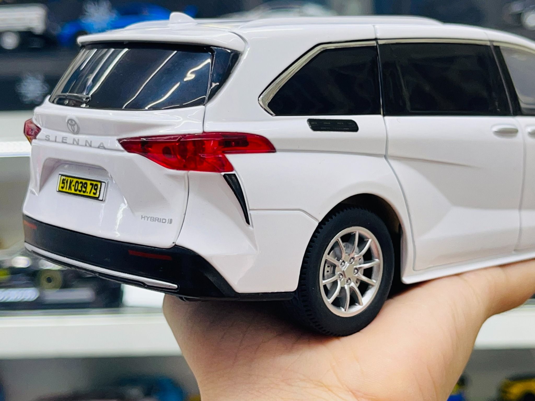 Mô hình xe độ dịch vụ taxi Toyota Sienna Mpv tem Xanh SM Trắng 1:24 Hengteng Model Autono1 OT562