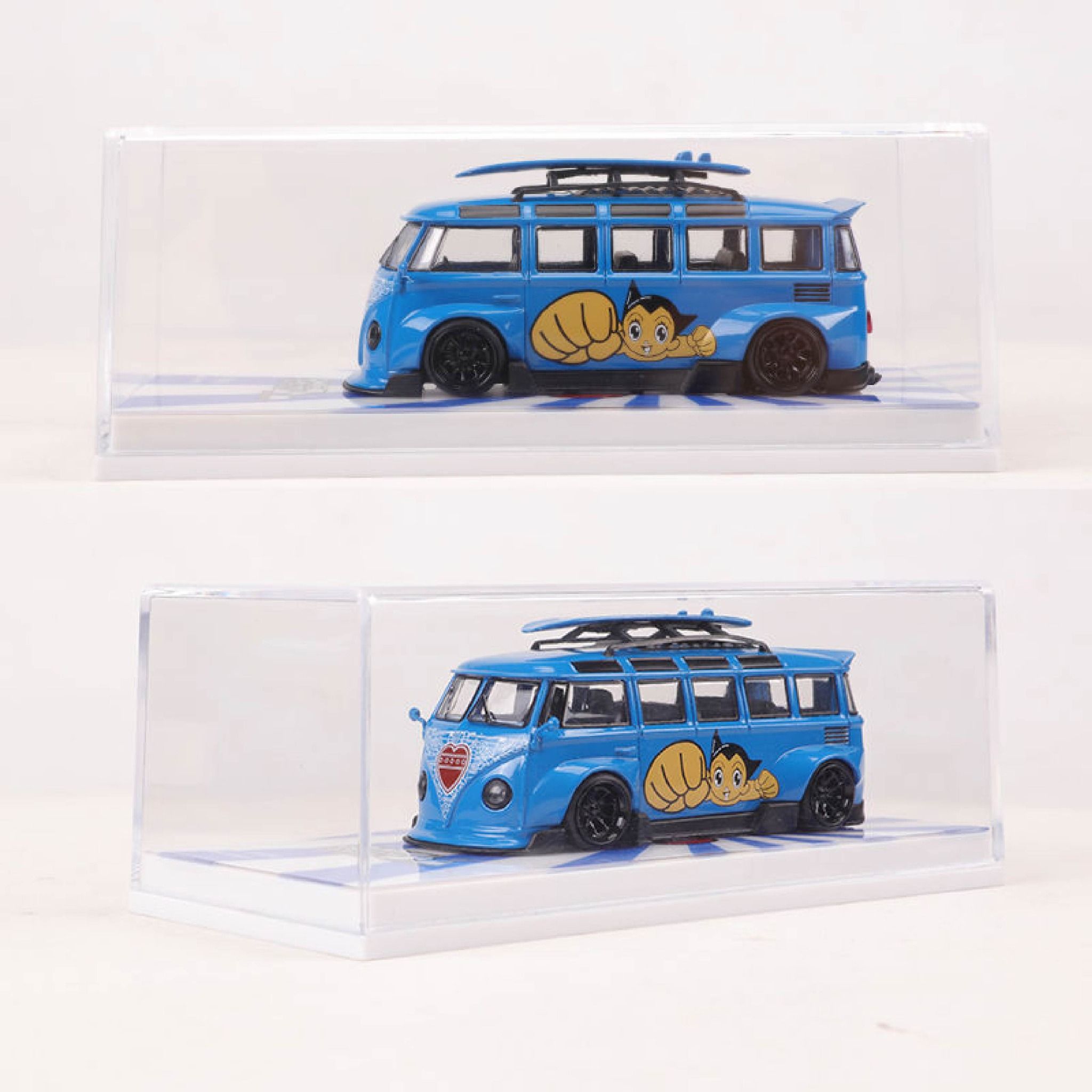 Mô hình xe buýt Volkswagen T1 phiên bản Dâu Gấu & Astro có hộp mica tỉ lệ 1:64 OT64022