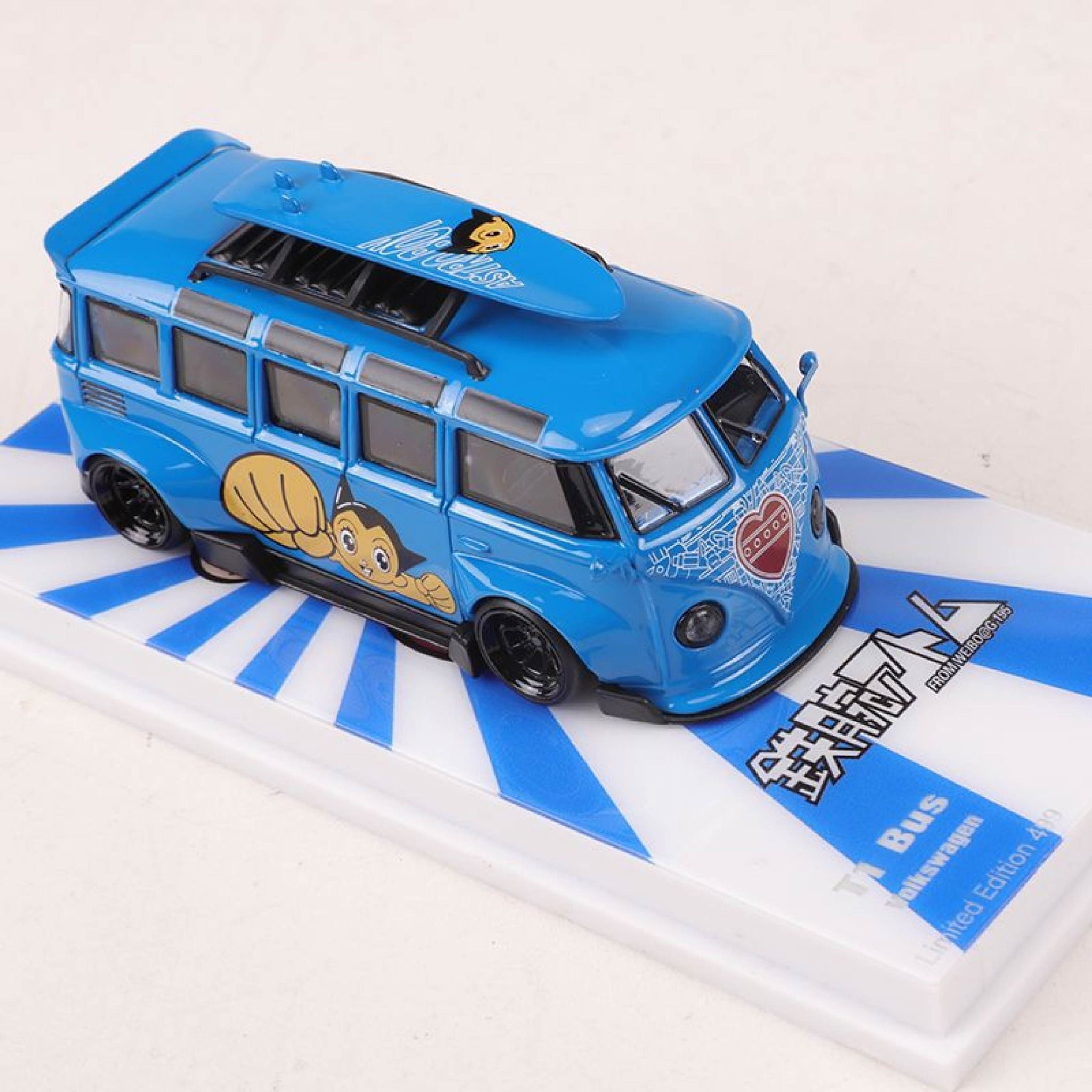Mô hình xe buýt Volkswagen T1 phiên bản Dâu Gấu & Astro có hộp mica tỉ lệ 1:64 OT64022