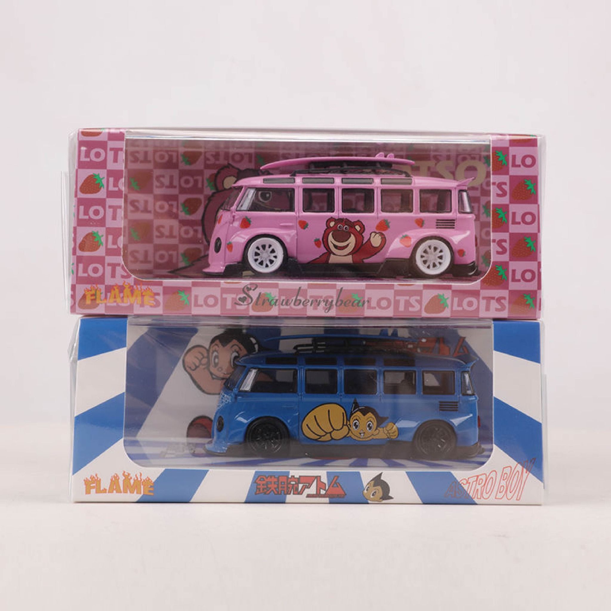 Mô hình xe buýt Volkswagen T1 phiên bản Dâu Gấu & Astro có hộp mica tỉ lệ 1:64 OT64022