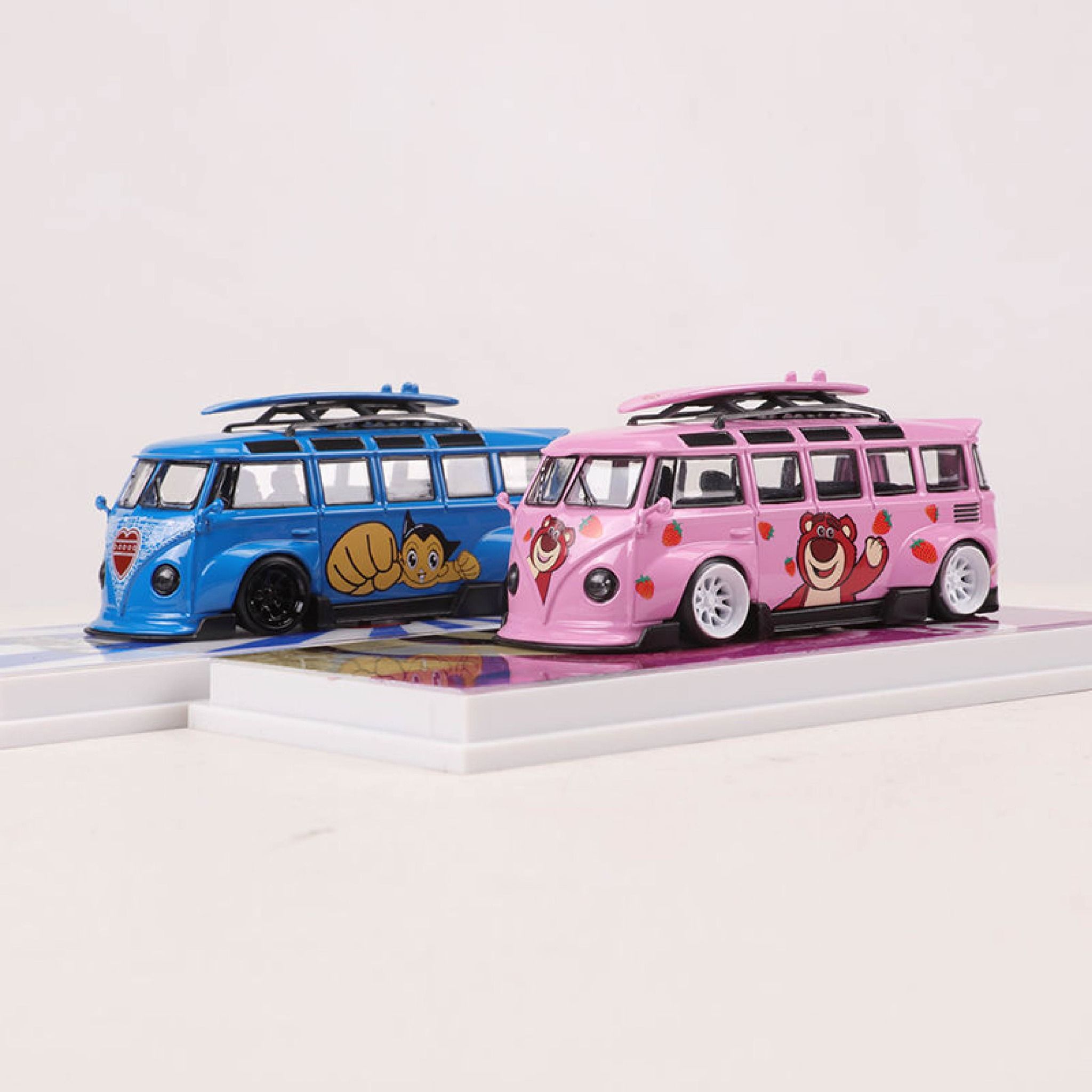 Mô hình xe buýt Volkswagen T1 phiên bản Dâu Gấu & Astro có hộp mica tỉ lệ 1:64 OT64022