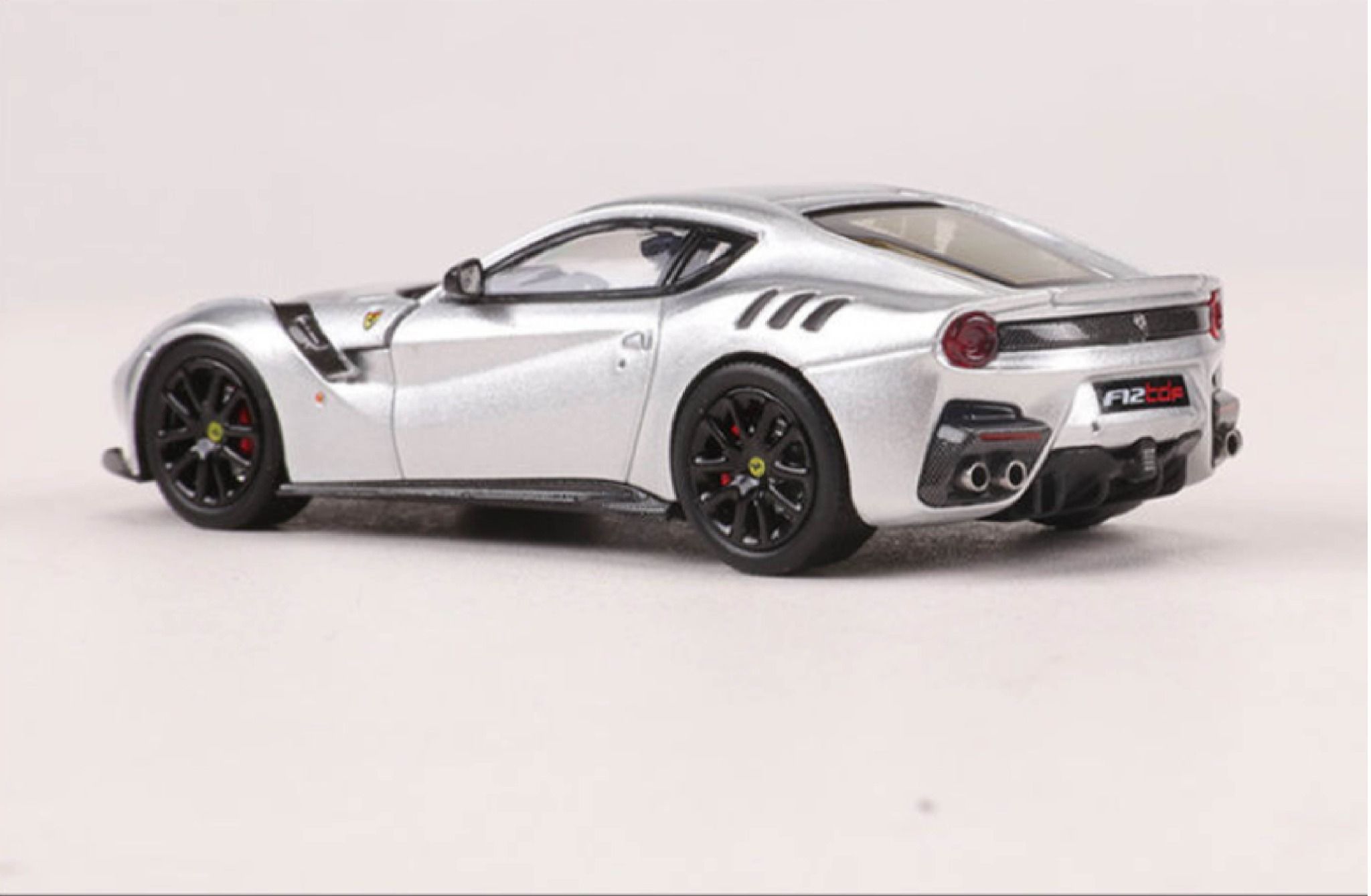 Mô hình xe Ferrari F12 TDF tỉ lệ 1:64 hộp mica SH Little Toy OT64026
