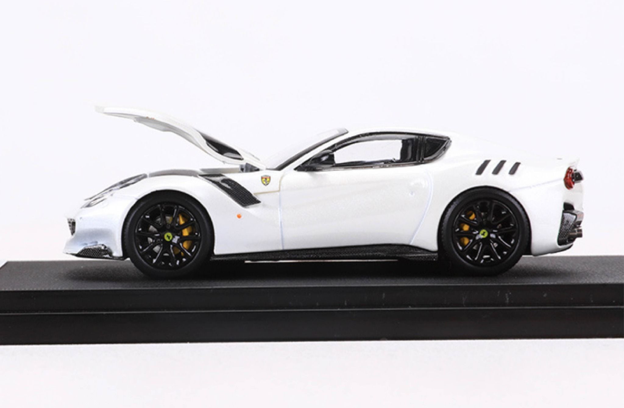 Mô hình xe Ferrari F12 TDF tỉ lệ 1:64 hộp mica SH Little Toy OT64026