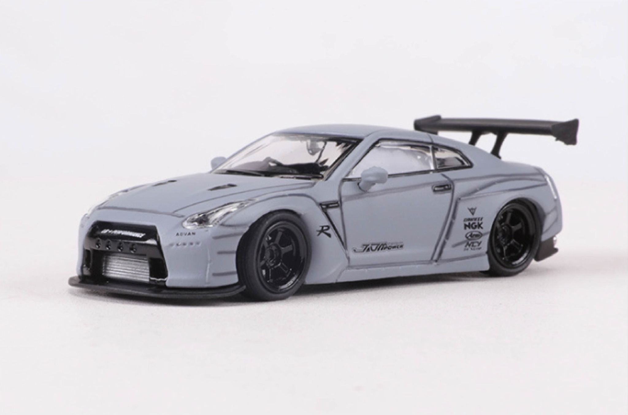 Mô hình xe Nissan GTR-R35 Rocket Pandem LBWK tỉ lệ 1:64 có đế và hộp mica BBS OT64029