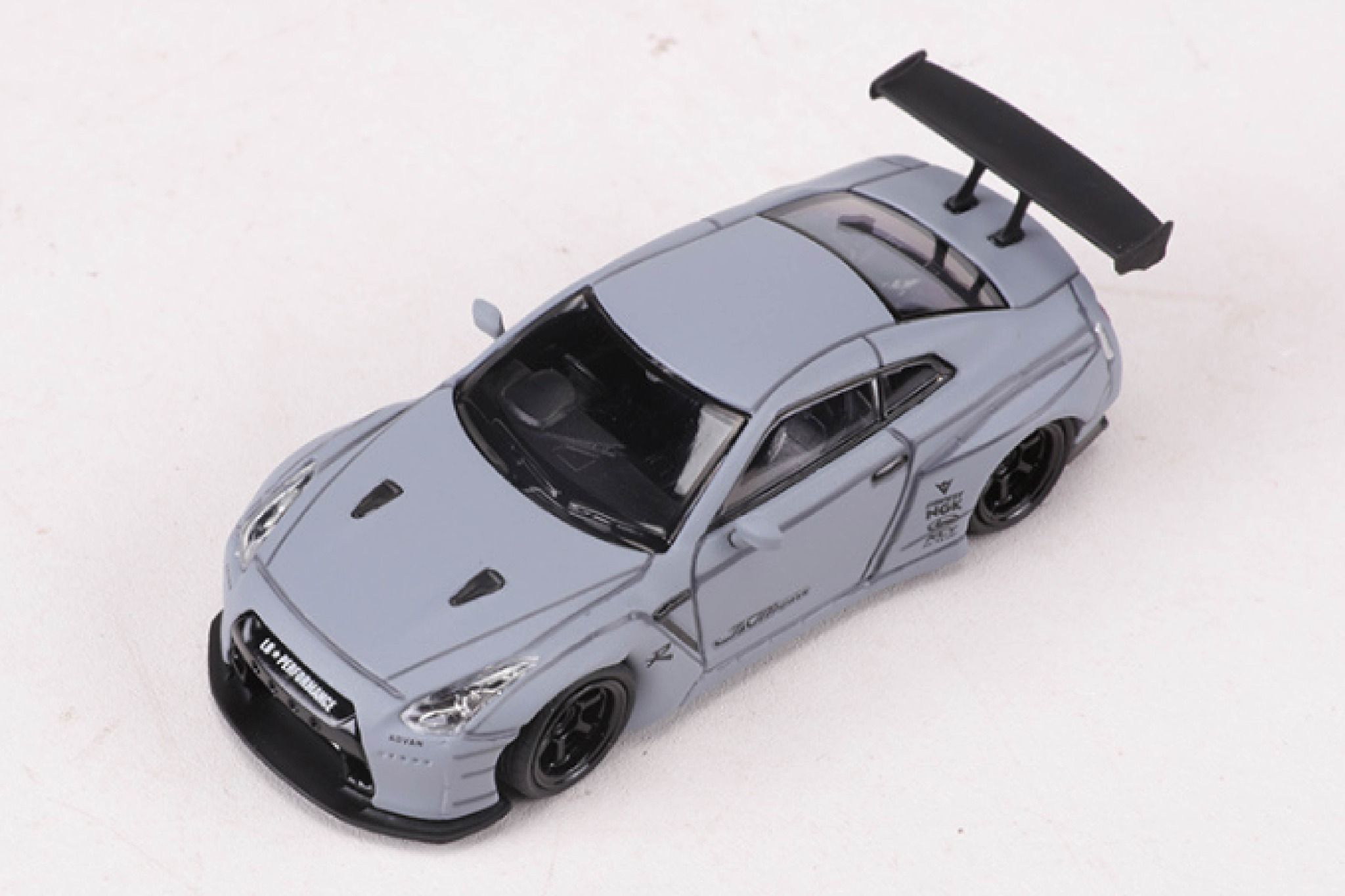 Mô hình xe Nissan GTR-R35 Rocket Pandem LBWK tỉ lệ 1:64 có đế và hộp mica BBS OT64029