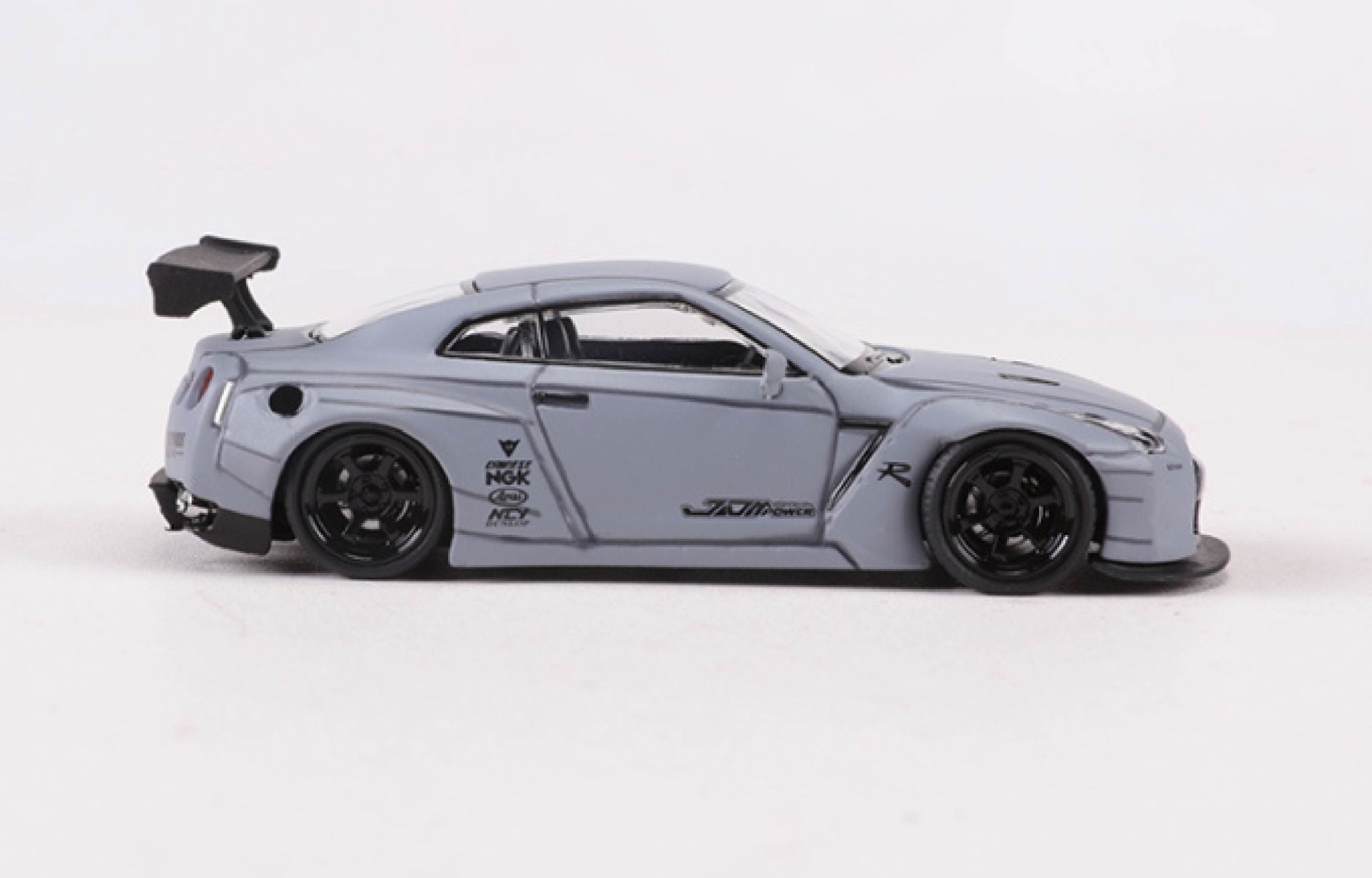 Mô hình xe Nissan GTR-R35 Rocket Pandem LBWK tỉ lệ 1:64 có đế và hộp mica BBS OT64029