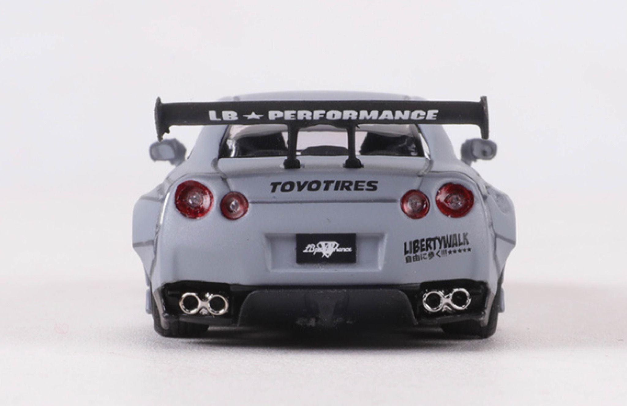 Mô hình xe Nissan GTR-R35 Rocket Pandem LBWK tỉ lệ 1:64 có đế và hộp mica BBS OT64029
