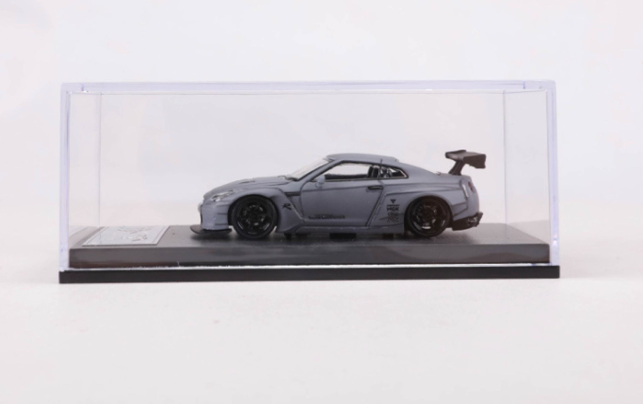 Mô hình xe Nissan GTR-R35 Rocket Pandem LBWK tỉ lệ 1:64 có đế và hộp mica BBS OT64029