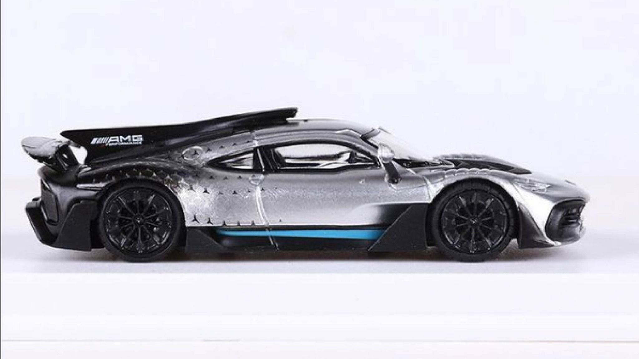 Mô hình xe Mercedes-Benz AMG ONE sports tỉ lệ 1:64 có đế và hộp mica LMLF OT64030