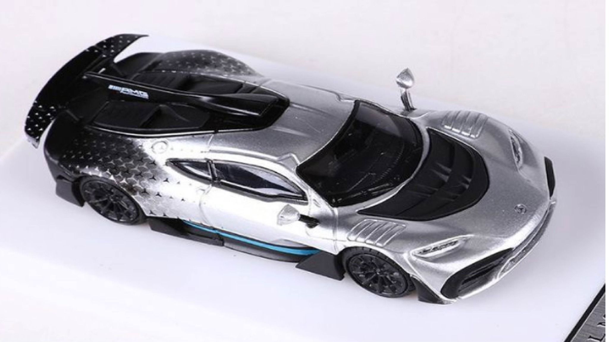 Mô hình xe Mercedes-Benz AMG ONE sports tỉ lệ 1:64 có đế và hộp mica LMLF OT64030