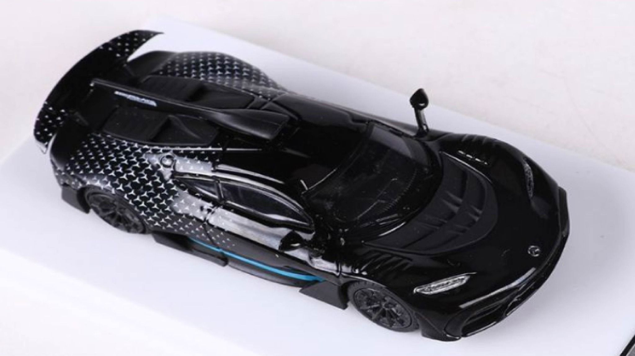 Mô hình xe Mercedes-Benz AMG ONE sports tỉ lệ 1:64 có đế và hộp mica LMLF OT64030
